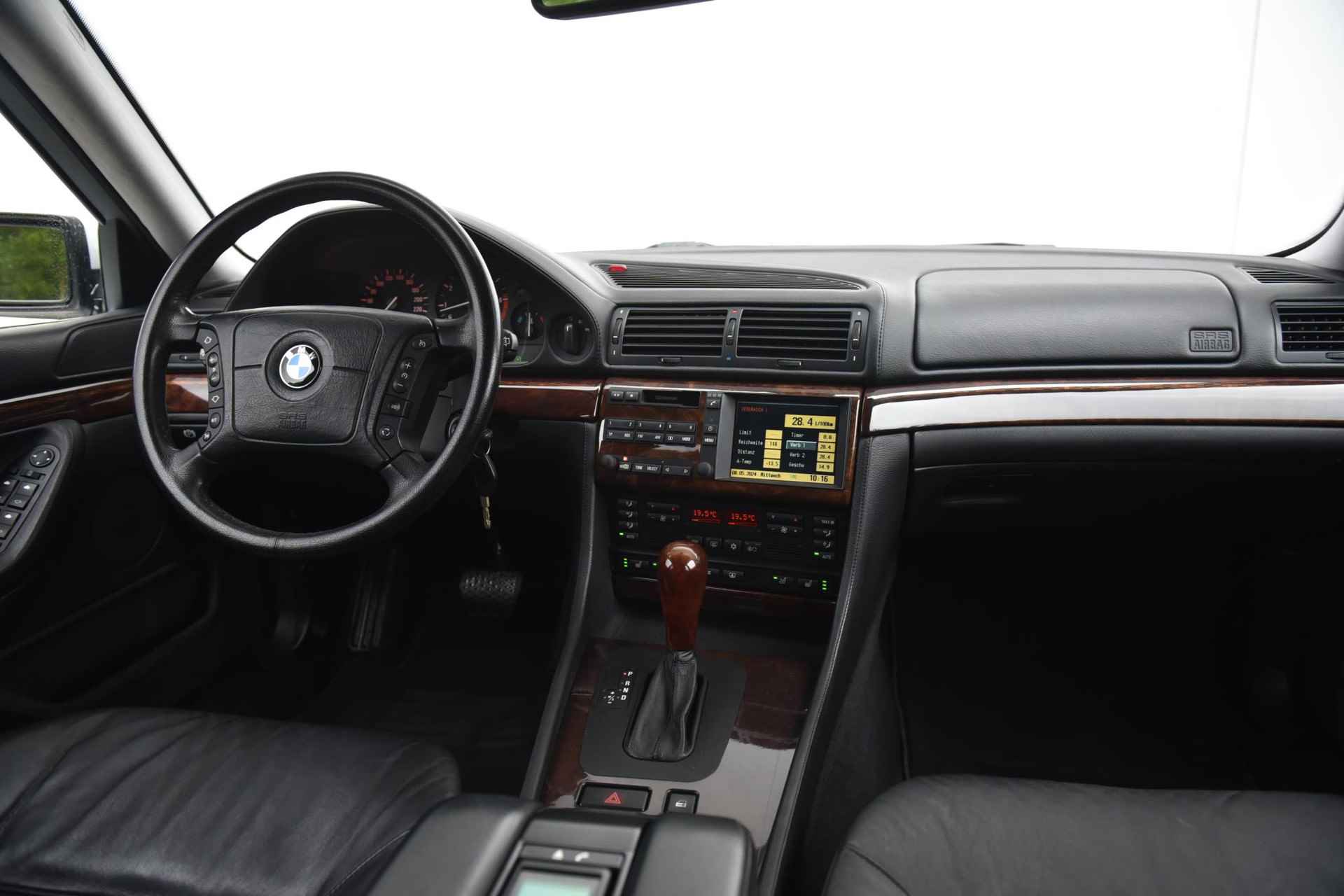 BMW 7 Serie 750i Niveau Regeling / Alarm Klasse 3 / Hifi / Automatische Achterklep / Zonnerol Gordijn Achter / Automatisch Dimmmende Binnen & Buitenspiegel / Actieve Stoelen / Xenon / Navi Prof / 6 cd wisselaar - 12/24
