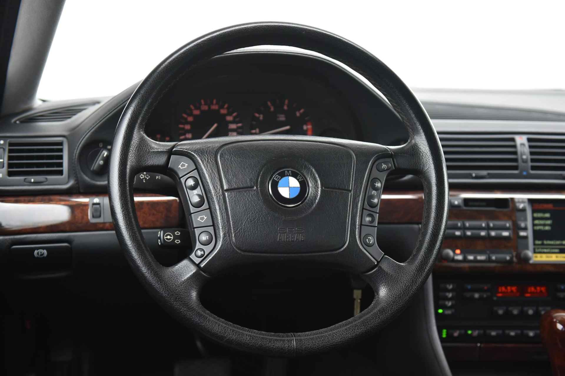 BMW 7 Serie 750i Niveau Regeling / Alarm Klasse 3 / Hifi / Automatische Achterklep / Zonnerol Gordijn Achter / Automatisch Dimmmende Binnen & Buitenspiegel / Actieve Stoelen / Xenon / Navi Prof / 6 cd wisselaar - 16/24