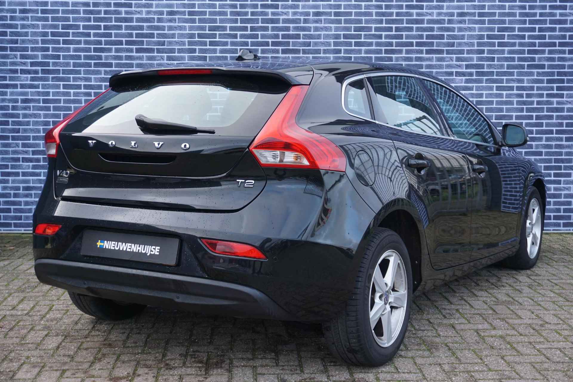 Volvo V40 2.0 T2 Momentum | Nieuw Binnen | Bi-Xenon | Stand Kachel | Stoel verwarming | High Performance audio | Volvo On Call | - 4/17