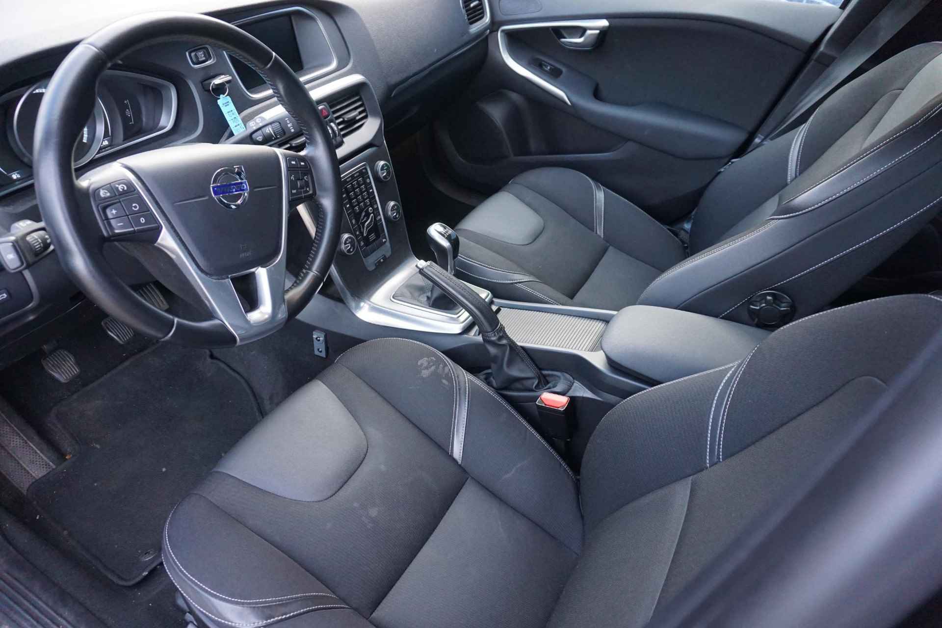 Volvo V40 2.0 T2 Momentum | Nieuw Binnen | Bi-Xenon | Stand Kachel | Stoel verwarming | High Performance audio | Volvo On Call | - 5/17