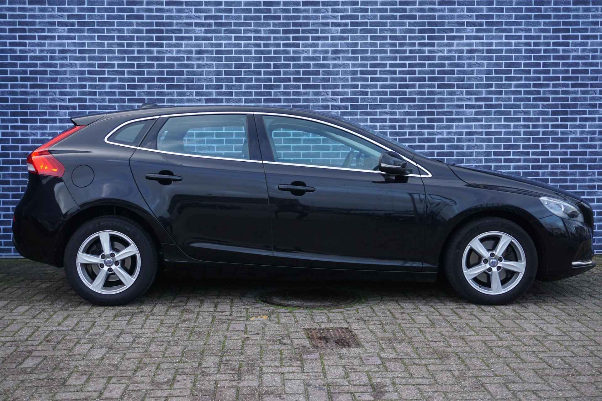 Volvo V40 2.0 T2 Momentum | Nieuw Binnen | Bi-Xenon | Stand Kachel | Stoel verwarming | High Performance audio | Volvo On Call | - 11/17