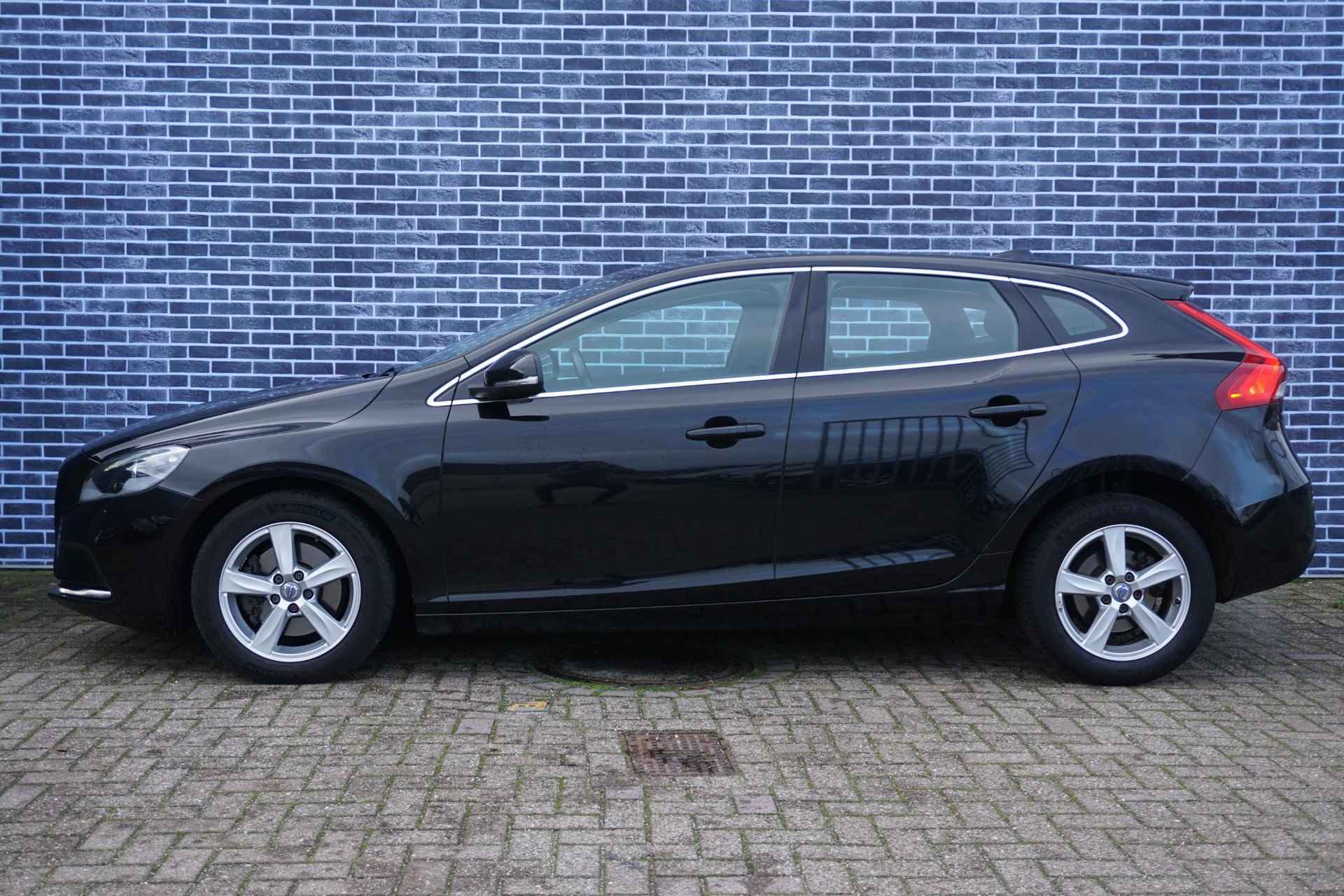 Volvo V40 2.0 T2 Momentum | Nieuw Binnen | Bi-Xenon | Stand Kachel | Stoel verwarming | High Performance audio | Volvo On Call | - 17/17