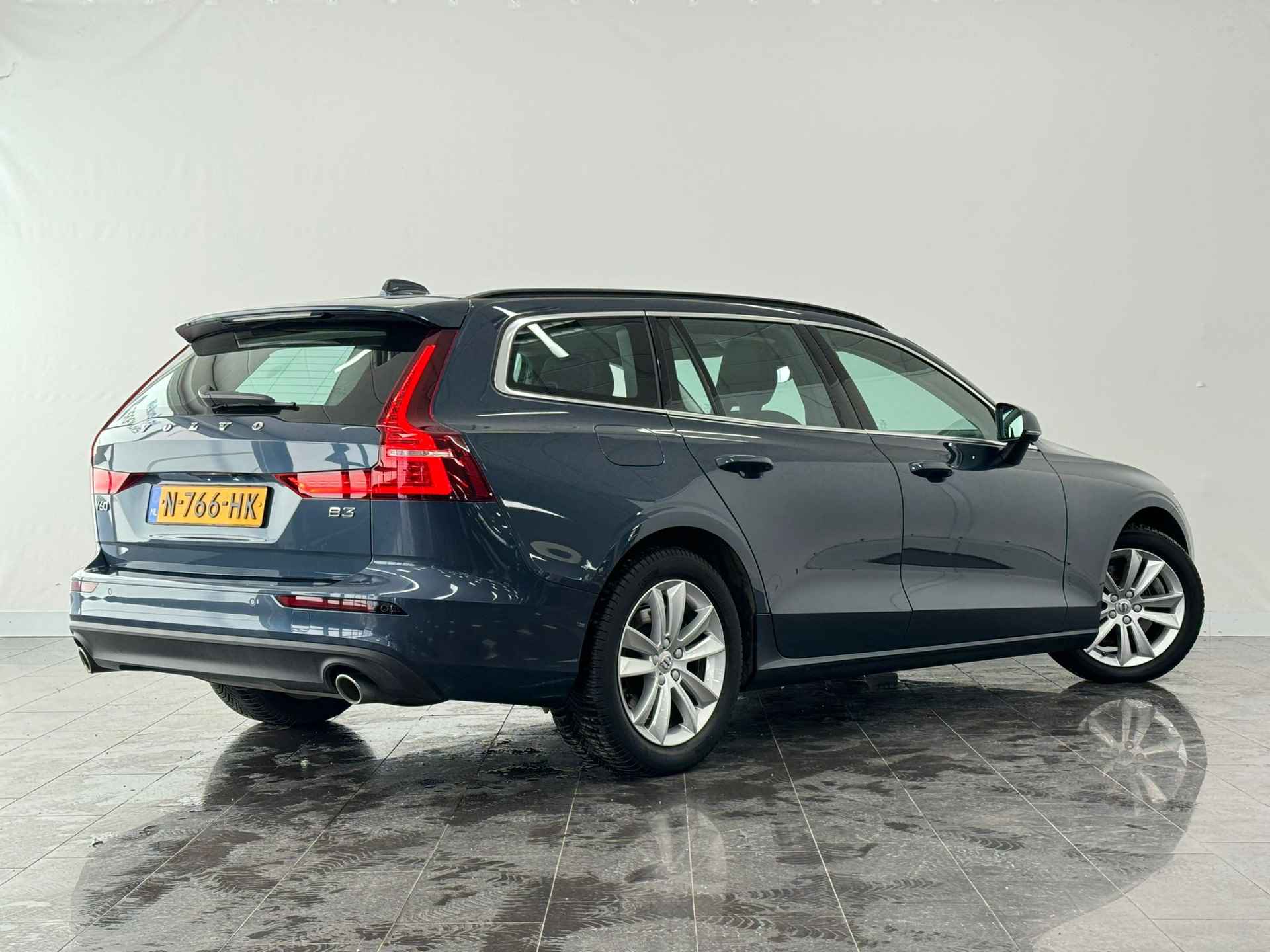 Volvo V60 B3 Momentum Business - 2/33