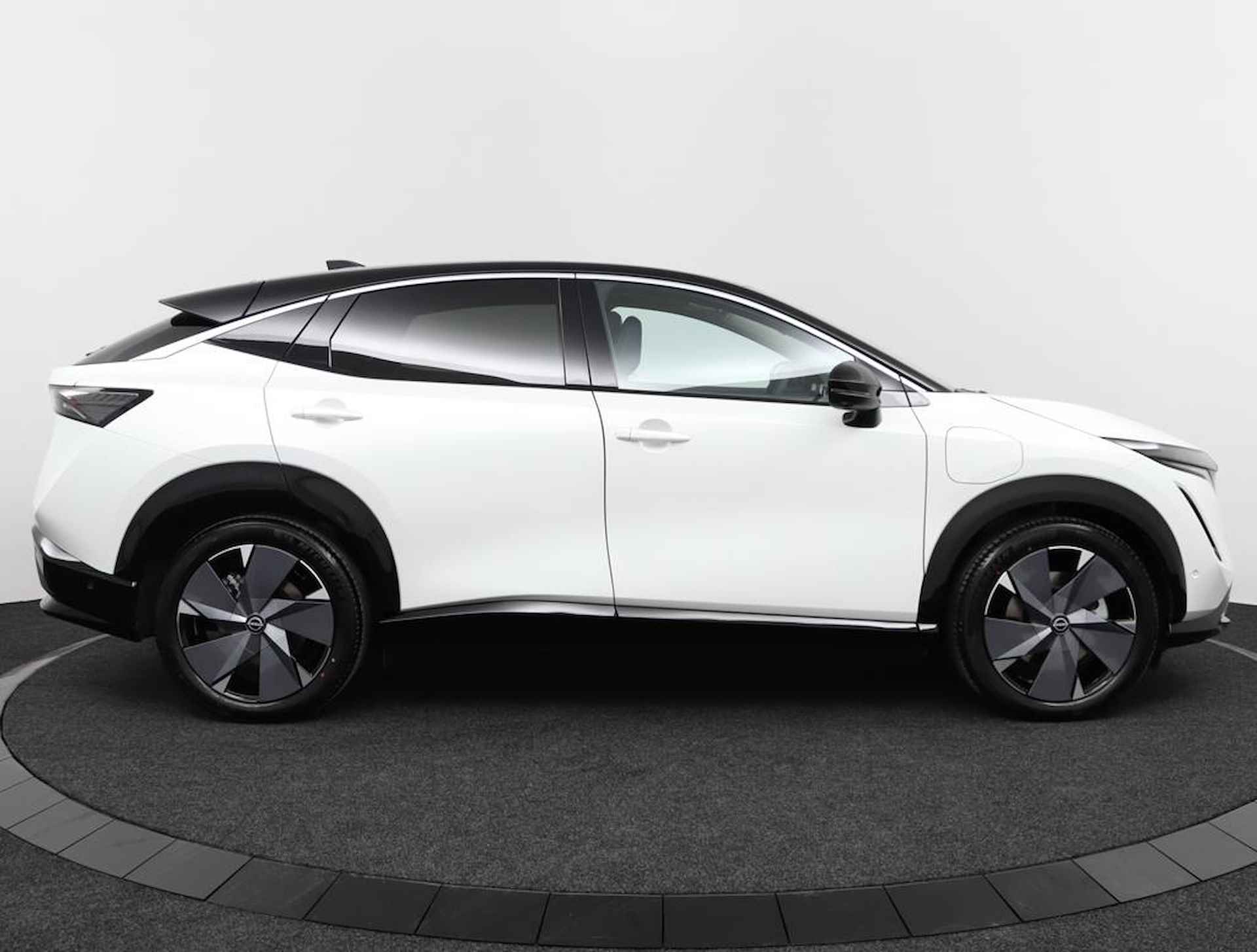 Nissan Ariya Evolve 87 kWh | Kunstlederen/alcantara bekleding | Rondomzicht camera | Draadloos Apple Carplay/ Android Auto | Voor& achter sensoren | Warmtepomp | 120kWh snel laden! | - 4/50