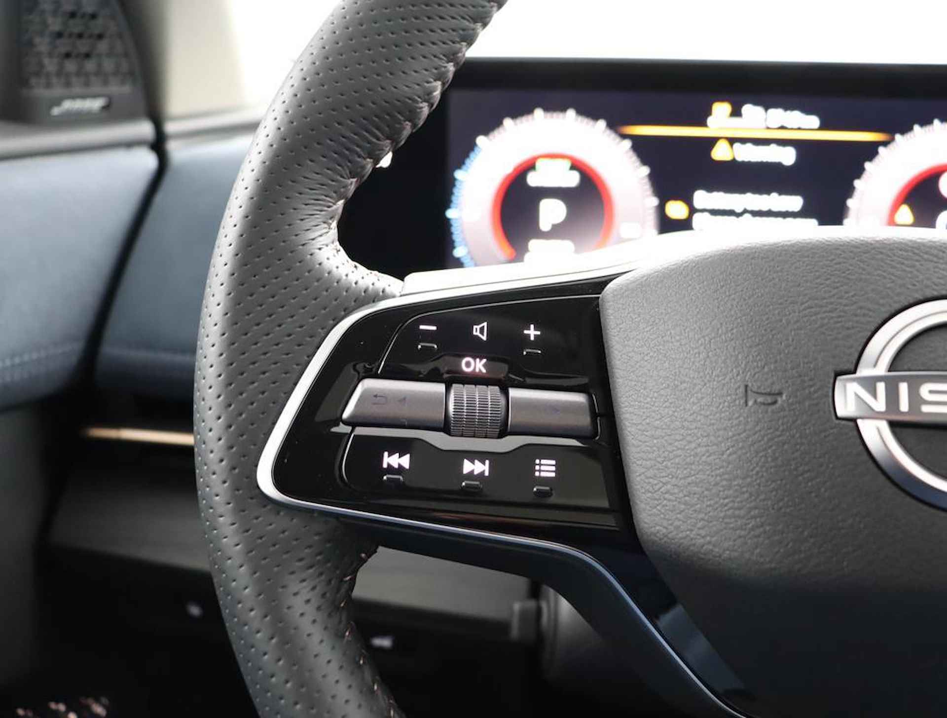 Nissan Ariya Evolve 87 kWh | Kunstlederen/alcantara bekleding | Rondomzicht camera | Draadloos Apple Carplay/ Android Auto | Voor& achter sensoren | Warmtepomp | 120kWh snel laden! | - 16/50