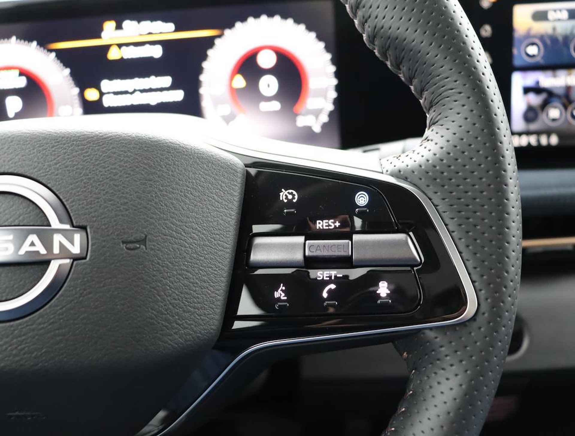Nissan Ariya Evolve 87 kWh | Kunstlederen/alcantara bekleding | Rondomzicht camera | Draadloos Apple Carplay/ Android Auto | Voor& achter sensoren | Warmtepomp | 120kWh snel laden! | - 17/50