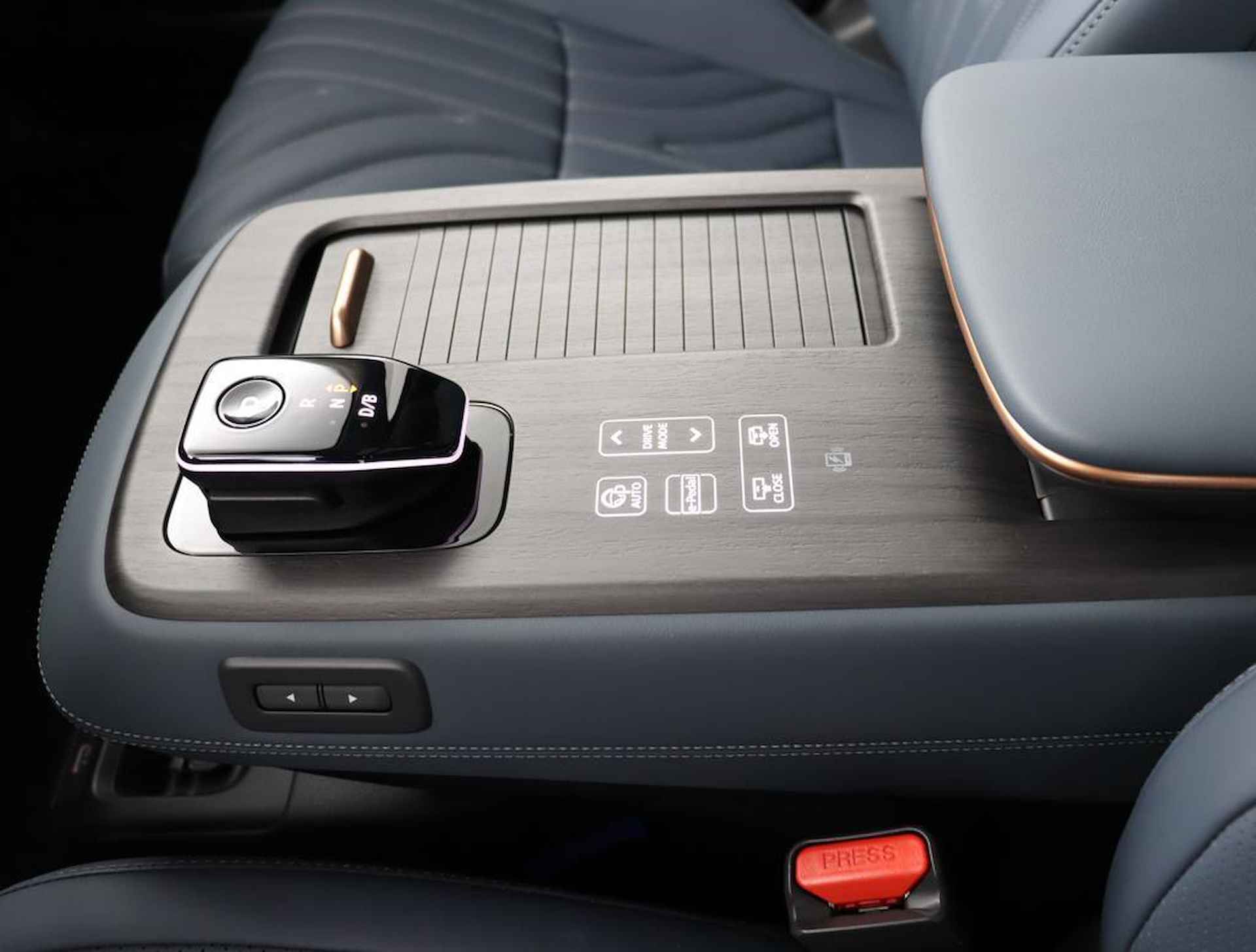 Nissan Ariya Evolve 87 kWh | Kunstlederen/alcantara bekleding | Rondomzicht camera | Draadloos Apple Carplay/ Android Auto | Voor& achter sensoren | Warmtepomp | 120kWh snel laden! | - 19/50