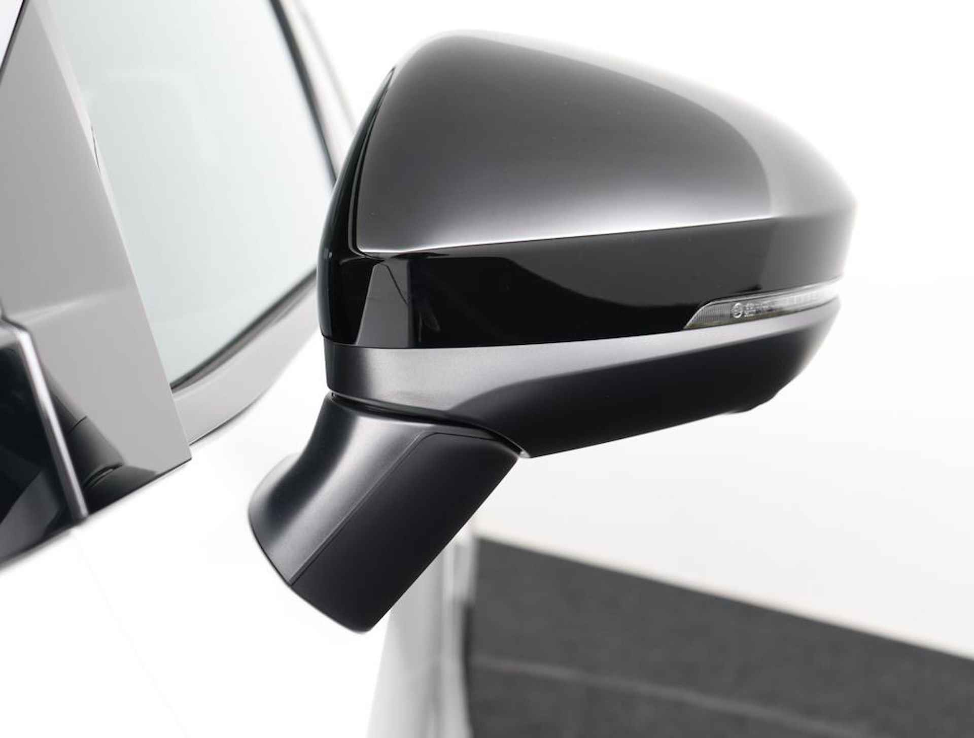 Nissan Ariya Evolve 87 kWh | Kunstlederen/alcantara bekleding | Rondomzicht camera | Draadloos Apple Carplay/ Android Auto | Voor& achter sensoren | Warmtepomp | 120kWh snel laden! | - 28/50