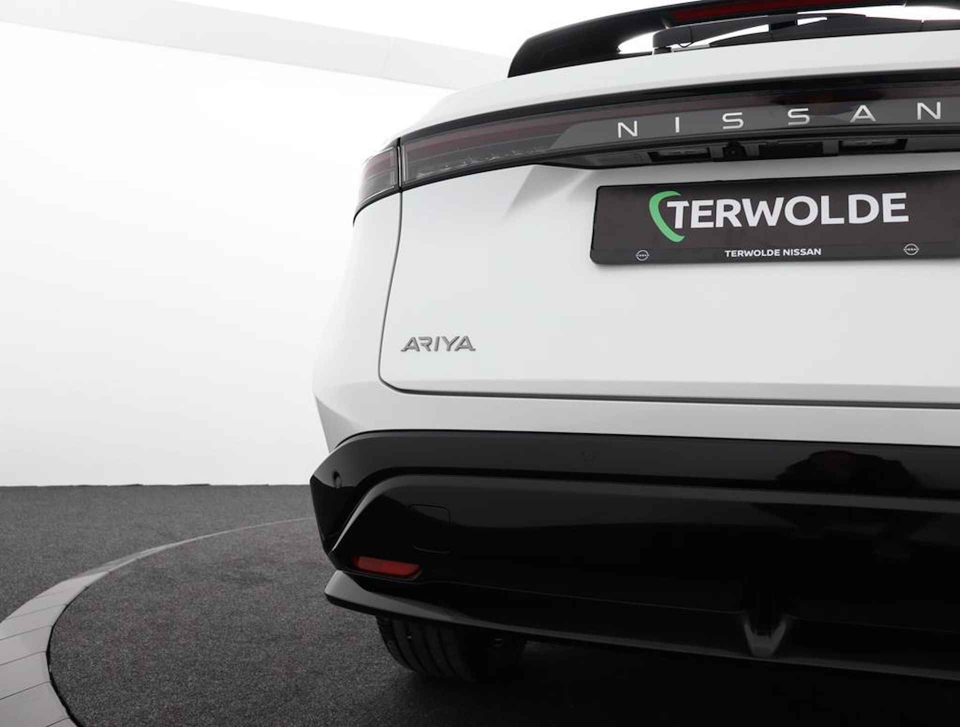 Nissan Ariya Evolve 87 kWh | Kunstlederen/alcantara bekleding | Rondomzicht camera | Draadloos Apple Carplay/ Android Auto | Voor& achter sensoren | Warmtepomp | 120kWh snel laden! | - 31/50