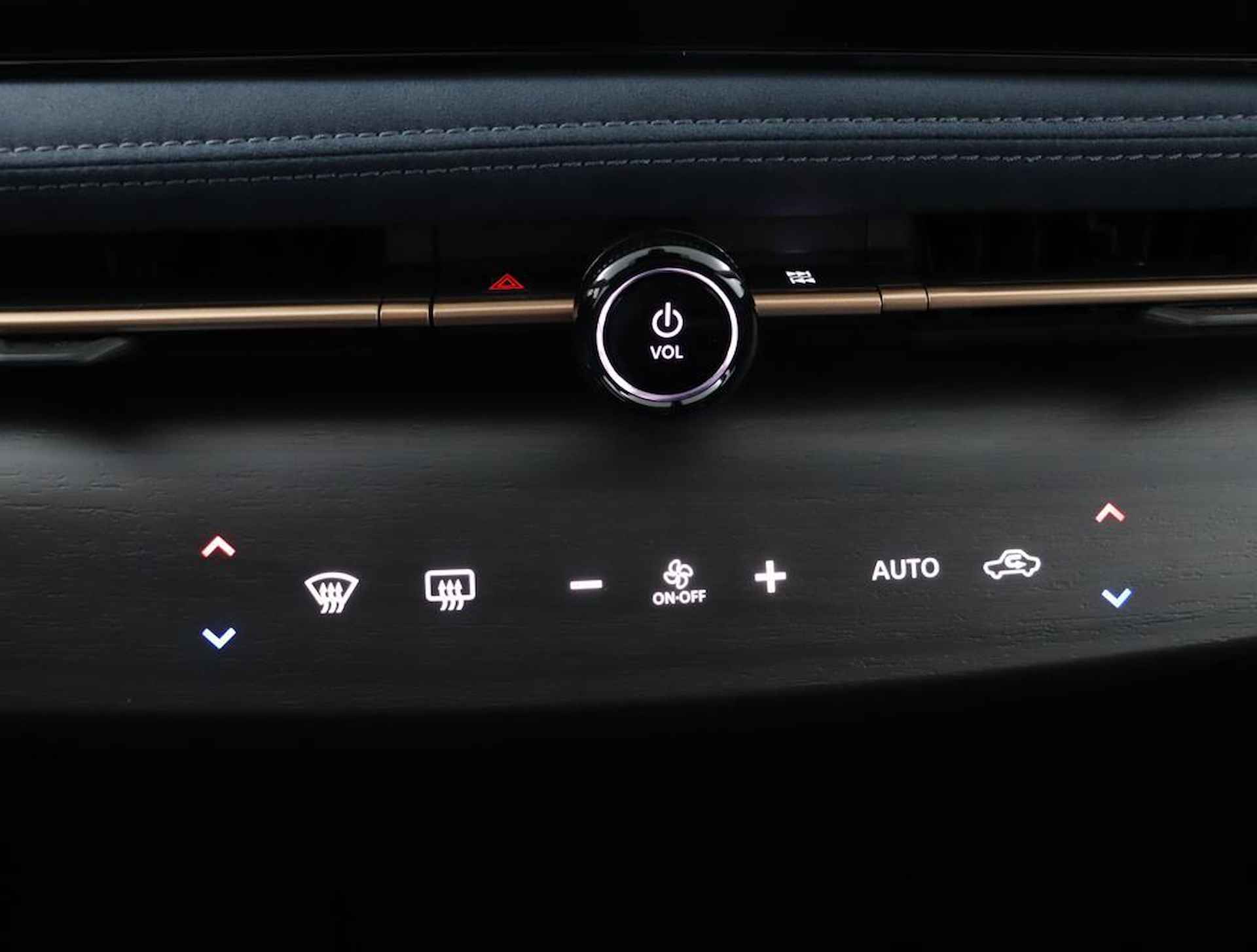 Nissan Ariya Evolve 87 kWh | Kunstlederen/alcantara bekleding | Rondomzicht camera | Draadloos Apple Carplay/ Android Auto | Voor& achter sensoren | Warmtepomp | 120kWh snel laden! | - 38/50