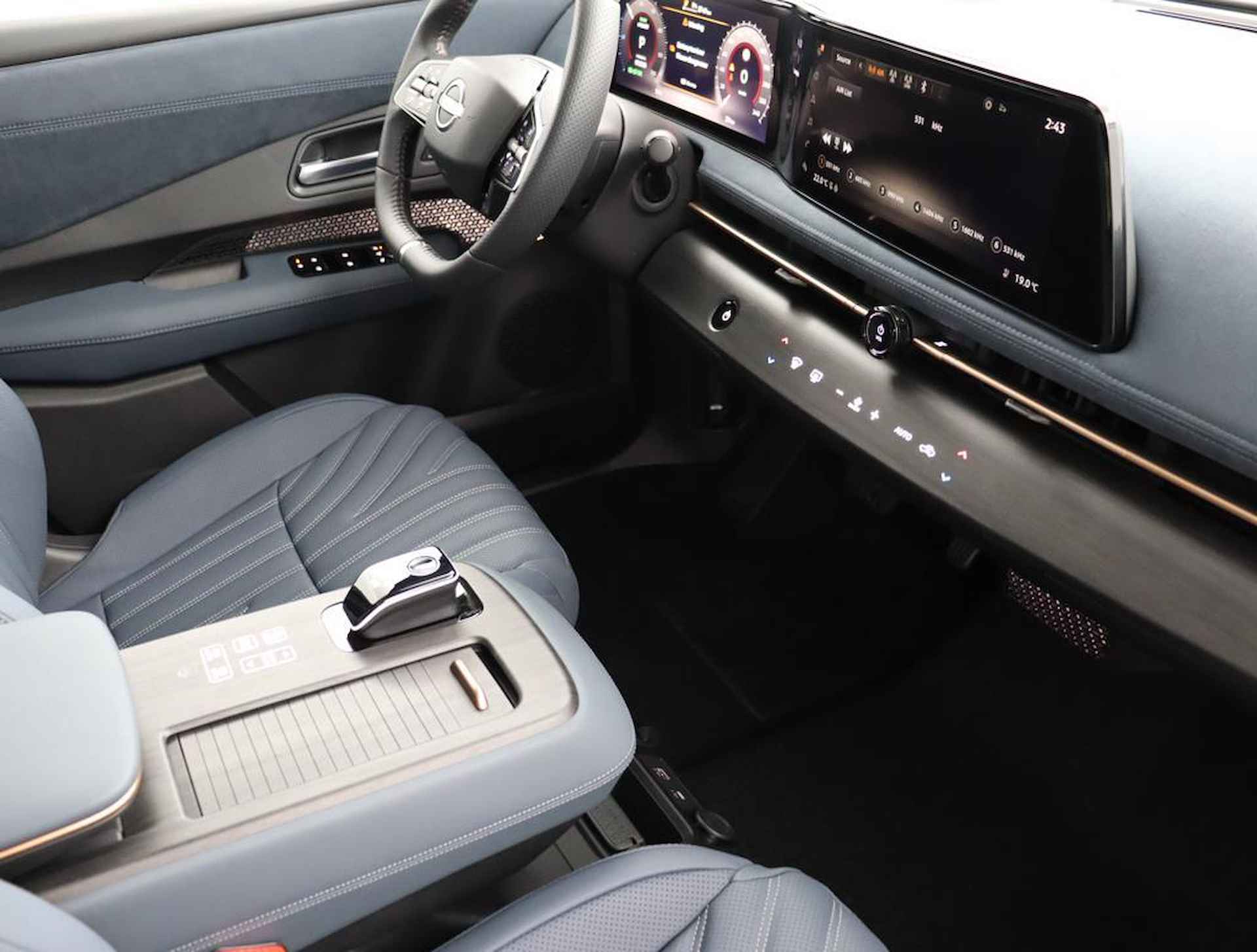 Nissan Ariya Evolve 87 kWh | Kunstlederen/alcantara bekleding | Rondomzicht camera | Draadloos Apple Carplay/ Android Auto | Voor& achter sensoren | Warmtepomp | 120kWh snel laden! | - 39/50