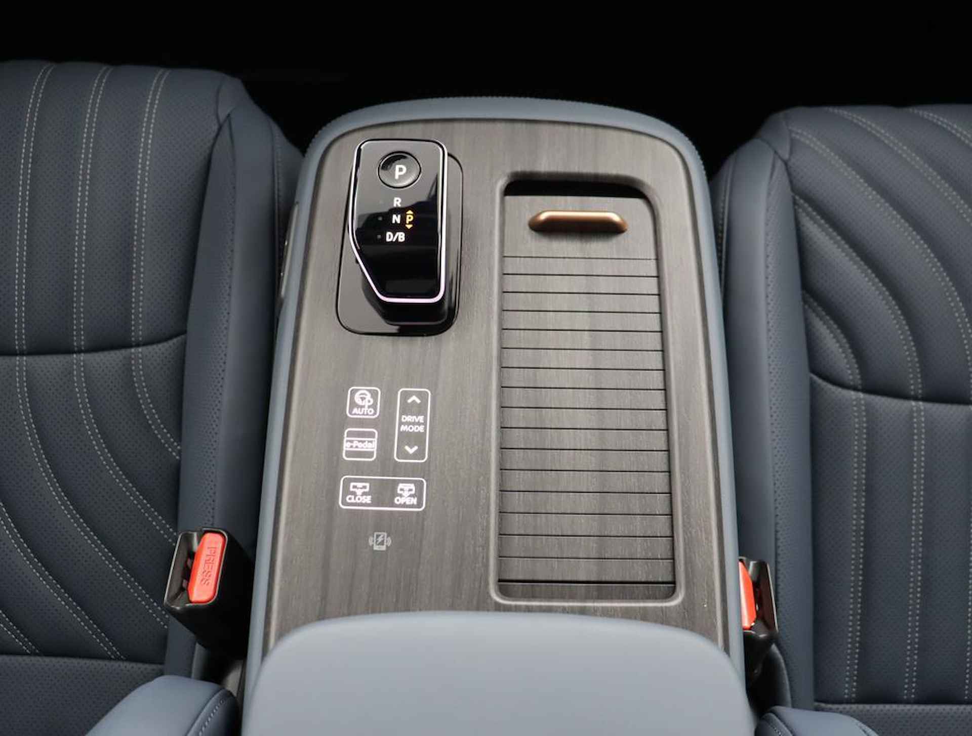 Nissan Ariya Evolve 87 kWh | Kunstlederen/alcantara bekleding | Rondomzicht camera | Draadloos Apple Carplay/ Android Auto | Voor& achter sensoren | Warmtepomp | 120kWh snel laden! | - 41/50