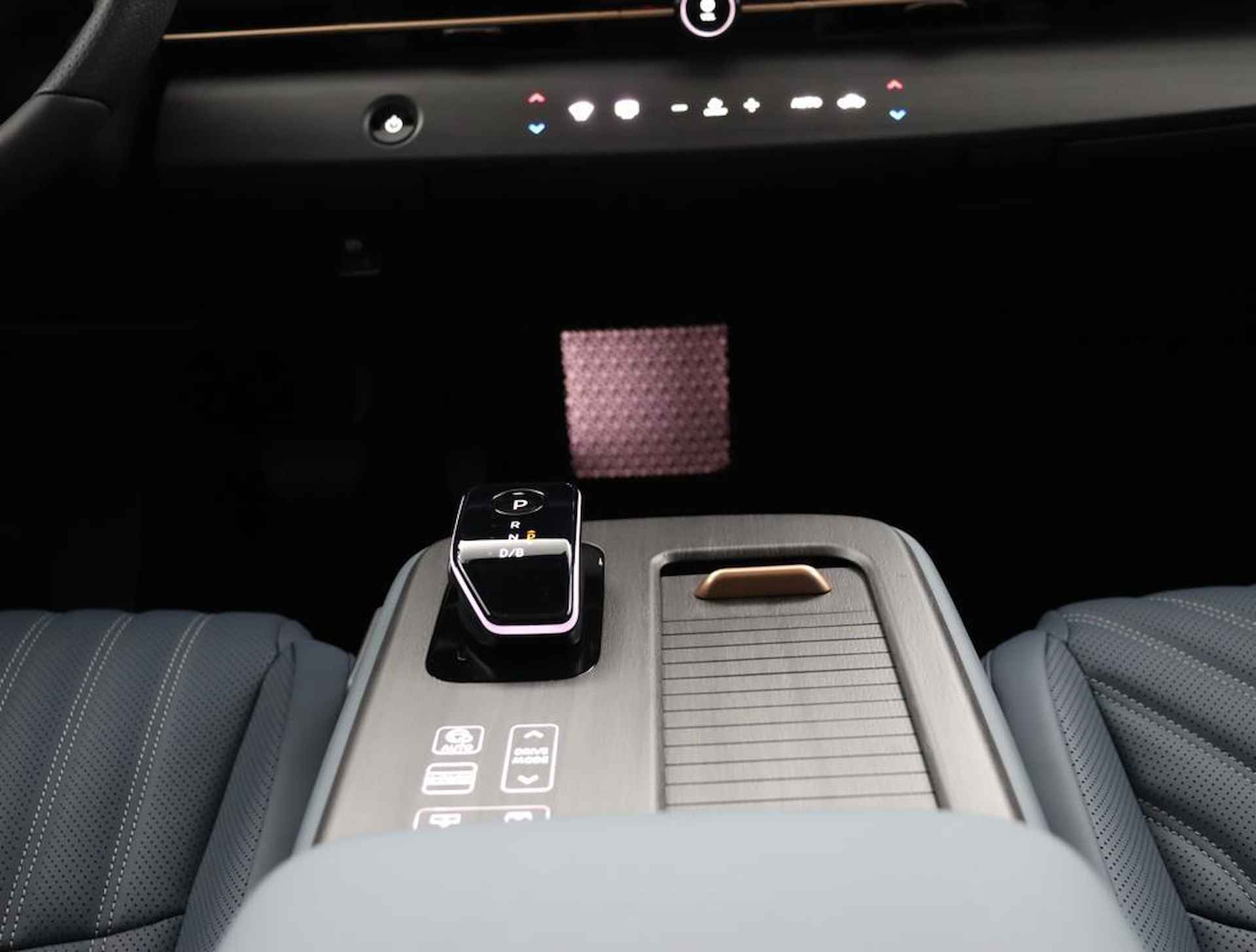Nissan Ariya Evolve 87 kWh | Kunstlederen/alcantara bekleding | Rondomzicht camera | Draadloos Apple Carplay/ Android Auto | Voor& achter sensoren | Warmtepomp | 120kWh snel laden! | - 42/50