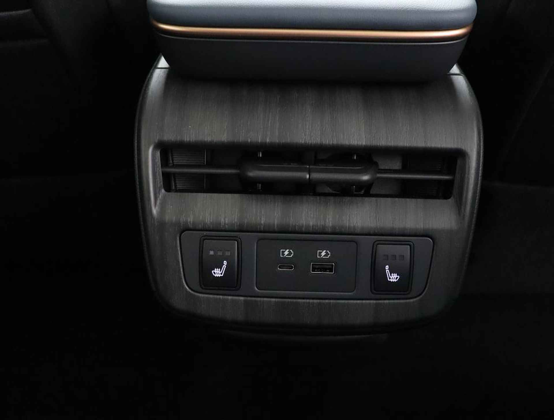 Nissan Ariya Evolve 87 kWh | Kunstlederen/alcantara bekleding | Rondomzicht camera | Draadloos Apple Carplay/ Android Auto | Voor& achter sensoren | Warmtepomp | 120kWh snel laden! | - 43/50