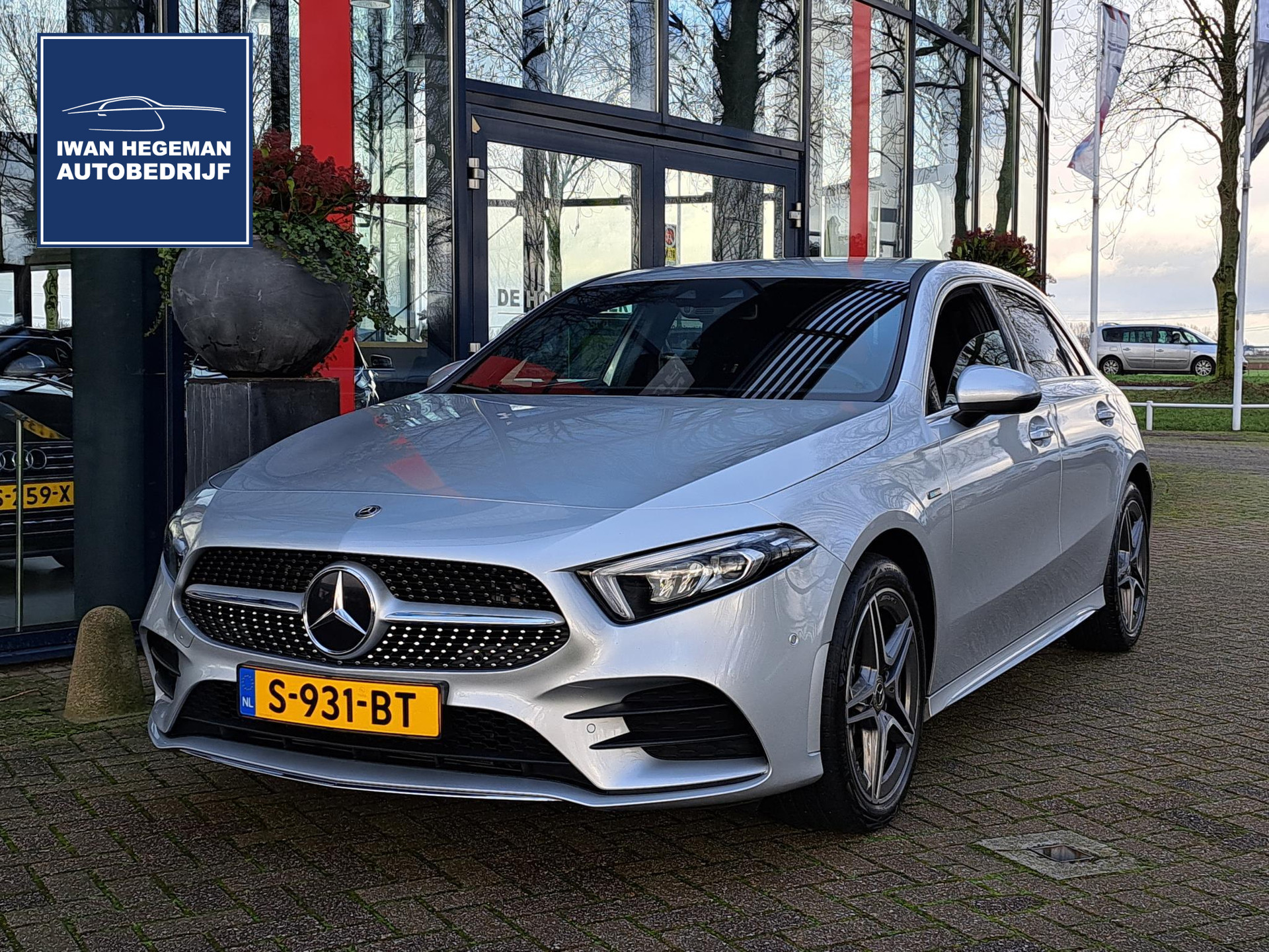 Mercedes-Benz A-klasse 250 e Business Solution AMG Limited AUTOMAAT | Sfeerverlichting | Navi | ECC | PDC + Camera | LM Velgen bij viaBOVAG.nl