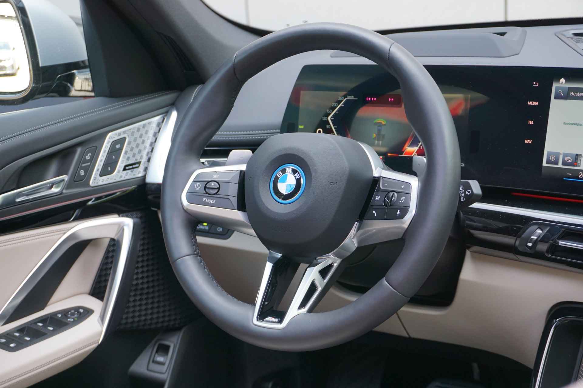 BMW X1 30e xDrive Aut. Innovation Pack / Panoramadak / Driving Assistant Professional / Head-Up Display / Harman Kardon / 20'' LMV - 27/41