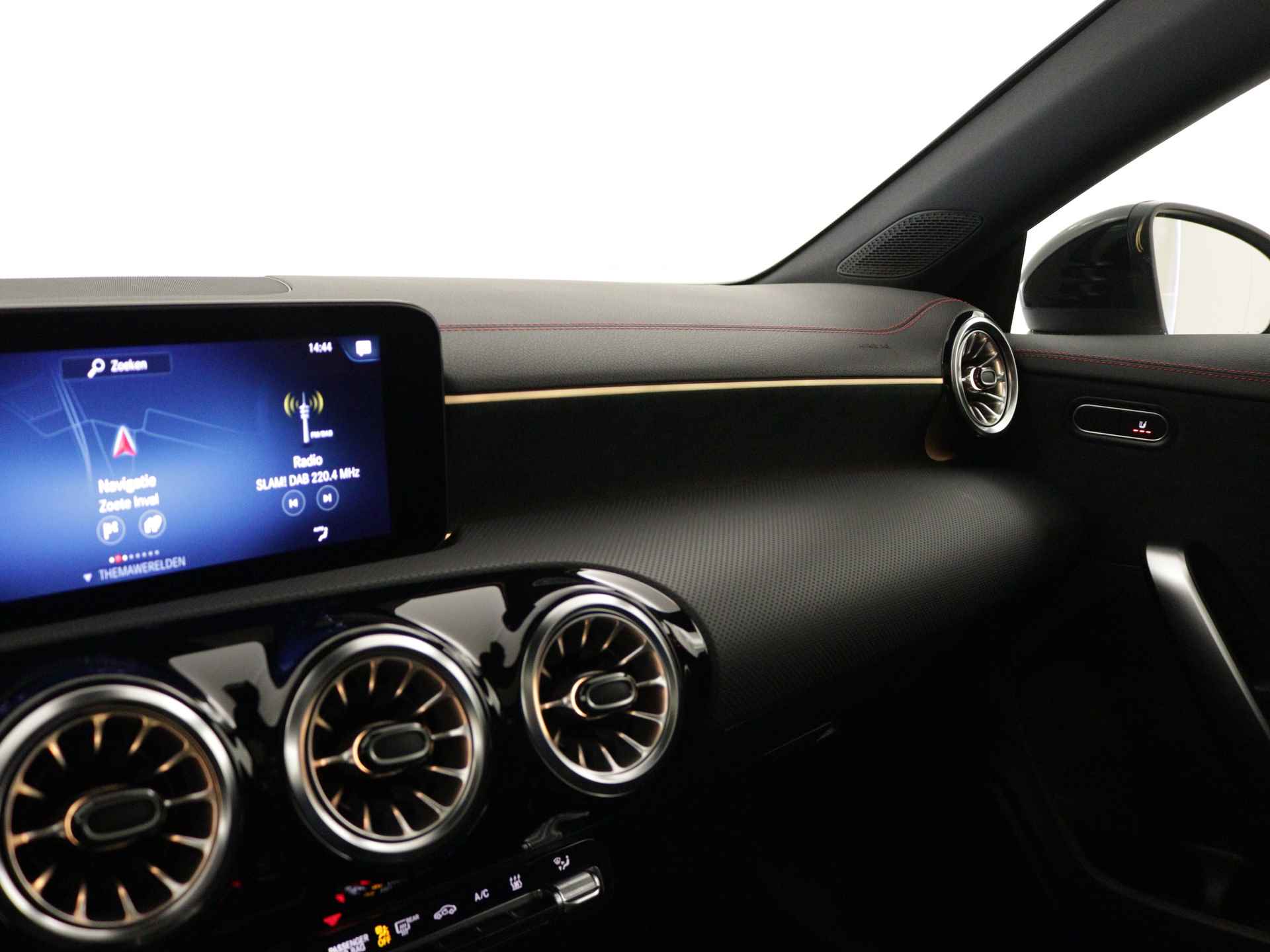 Mercedes-Benz CLA-Klasse 250 e AMG Plug-In Hybride Limited | Panoramadak | Lichtmetalen 5 spaaks AMG velgen | MBUX wide screen | Navigatie | Parking support | Inclusief 24 maanden MB Certified garantie voor Europa. - 8/45