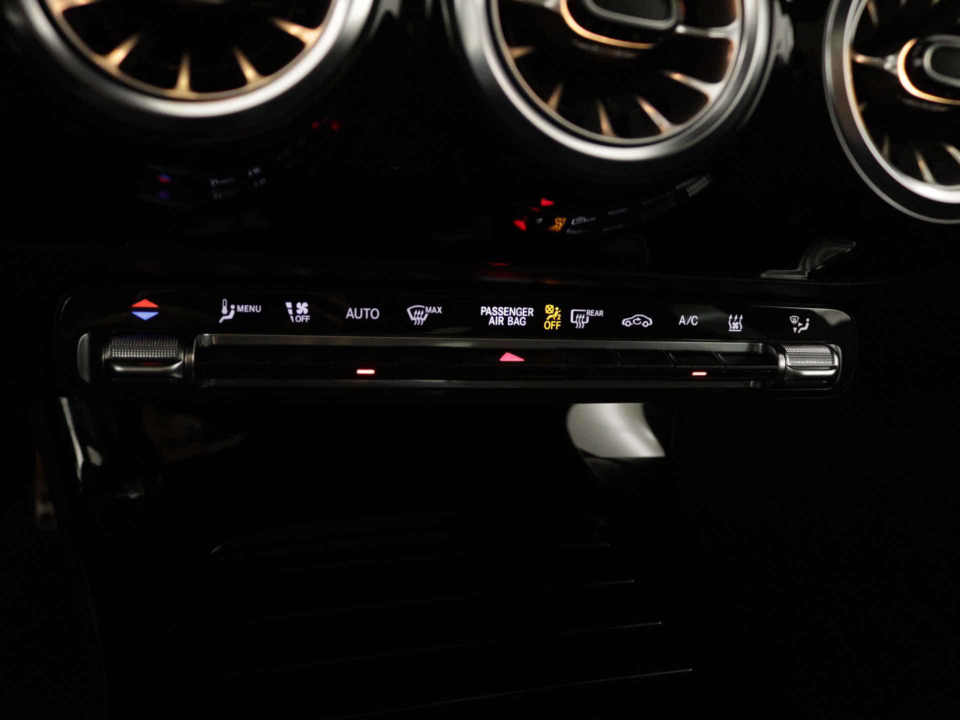 Mercedes-Benz CLA-Klasse 250 e AMG Plug-In Hybride Limited | Panoramadak | Lichtmetalen 5 spaaks AMG velgen | MBUX wide screen | Navigatie | Parking support | Inclusief 24 maanden MB Certified garantie voor Europa. - 12/45