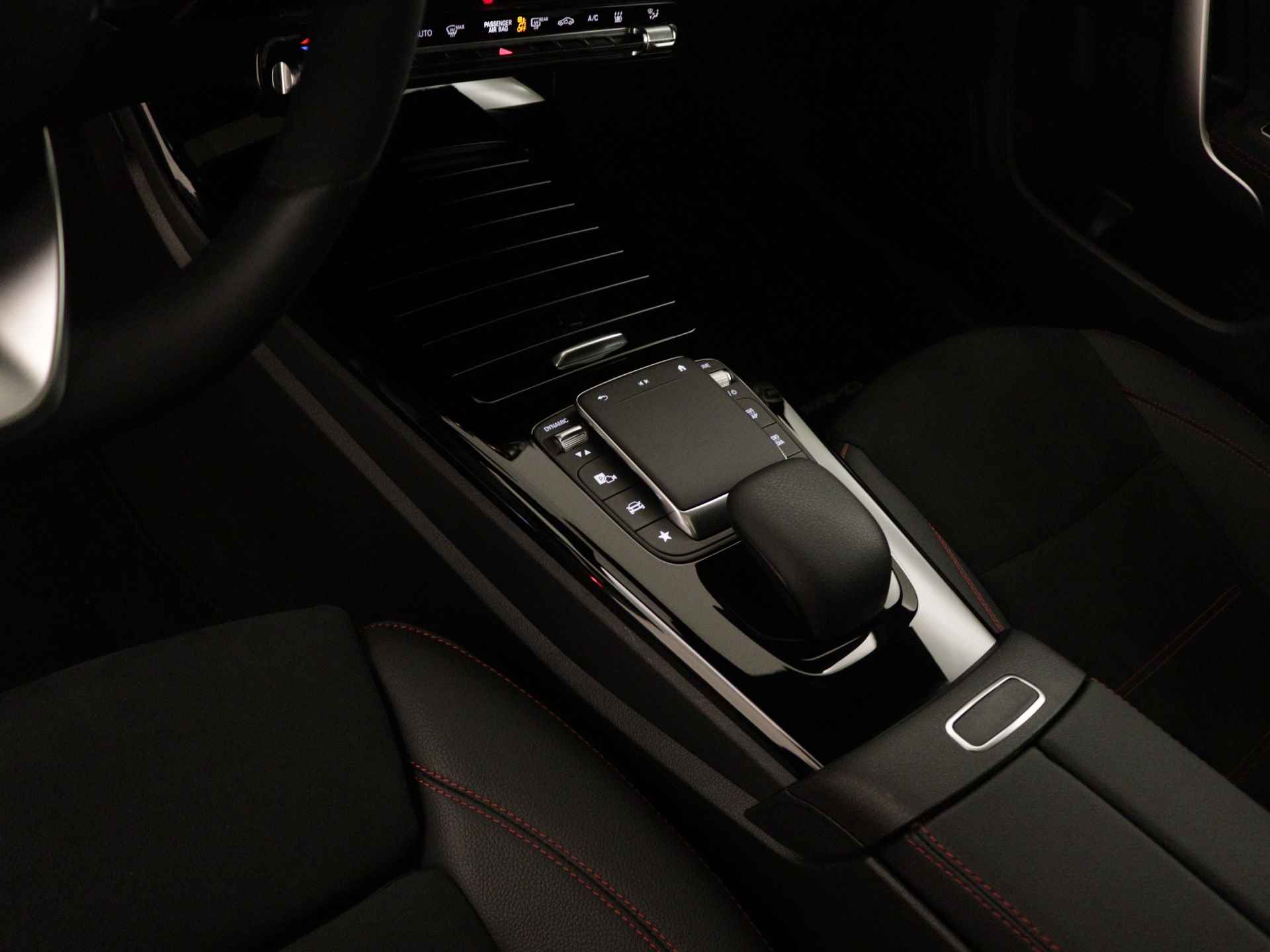 Mercedes-Benz CLA-Klasse 250 e AMG Plug-In Hybride Limited | Panoramadak | Lichtmetalen 5 spaaks AMG velgen | MBUX wide screen | Navigatie | Parking support | Inclusief 24 maanden MB Certified garantie voor Europa. - 13/45