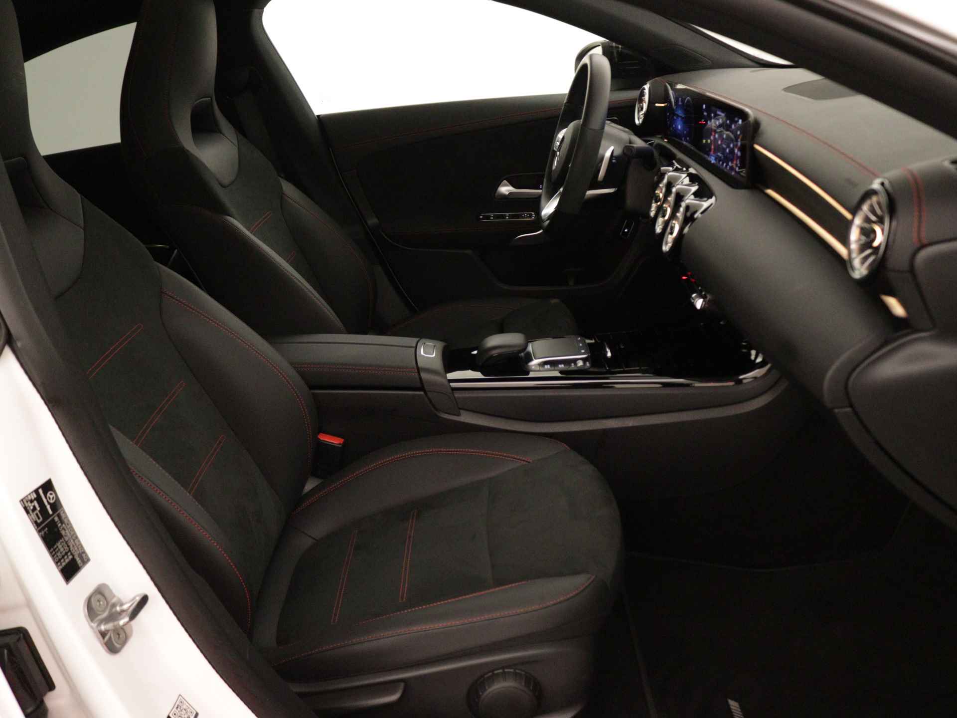 Mercedes-Benz CLA-Klasse 250 e AMG Plug-In Hybride Limited | Panoramadak | Lichtmetalen 5 spaaks AMG velgen | MBUX wide screen | Navigatie | Parking support | Inclusief 24 maanden MB Certified garantie voor Europa. - 31/45