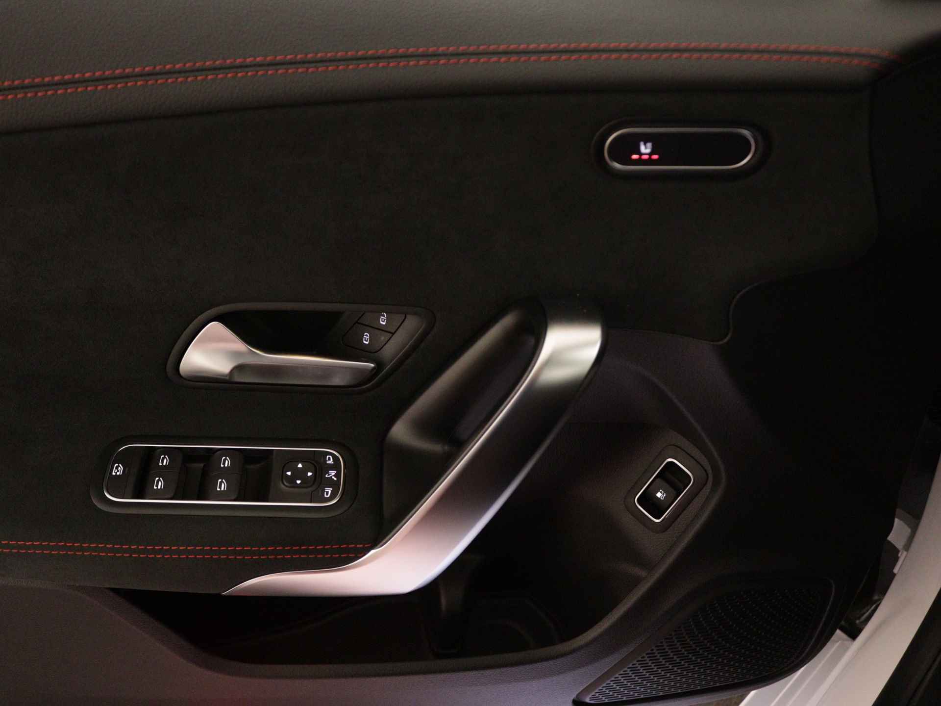 Mercedes-Benz CLA-Klasse 250 e AMG Plug-In Hybride Limited | Panoramadak | Lichtmetalen 5 spaaks AMG velgen | MBUX wide screen | Navigatie | Parking support | Inclusief 24 maanden MB Certified garantie voor Europa. - 33/45