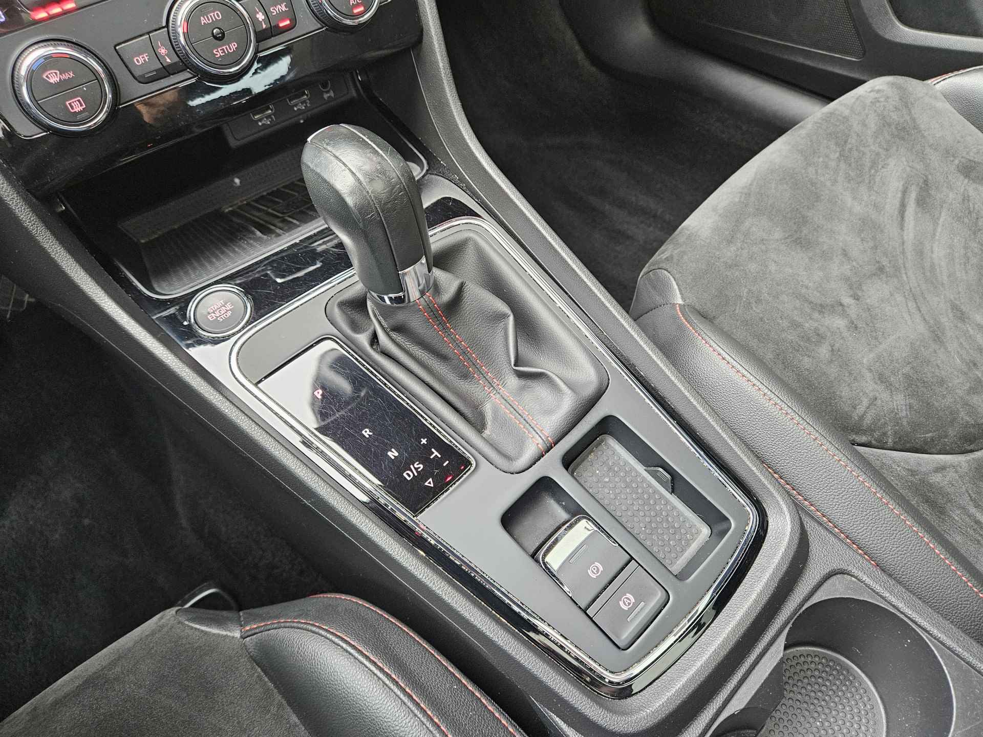 SEAT León ST 1.5 TSI FR Ultimate Edition Black DSG Automaat / Pano / BEATS / Afn. trekhaak / Dynamic Grey / 18'' LMV / - 38/54