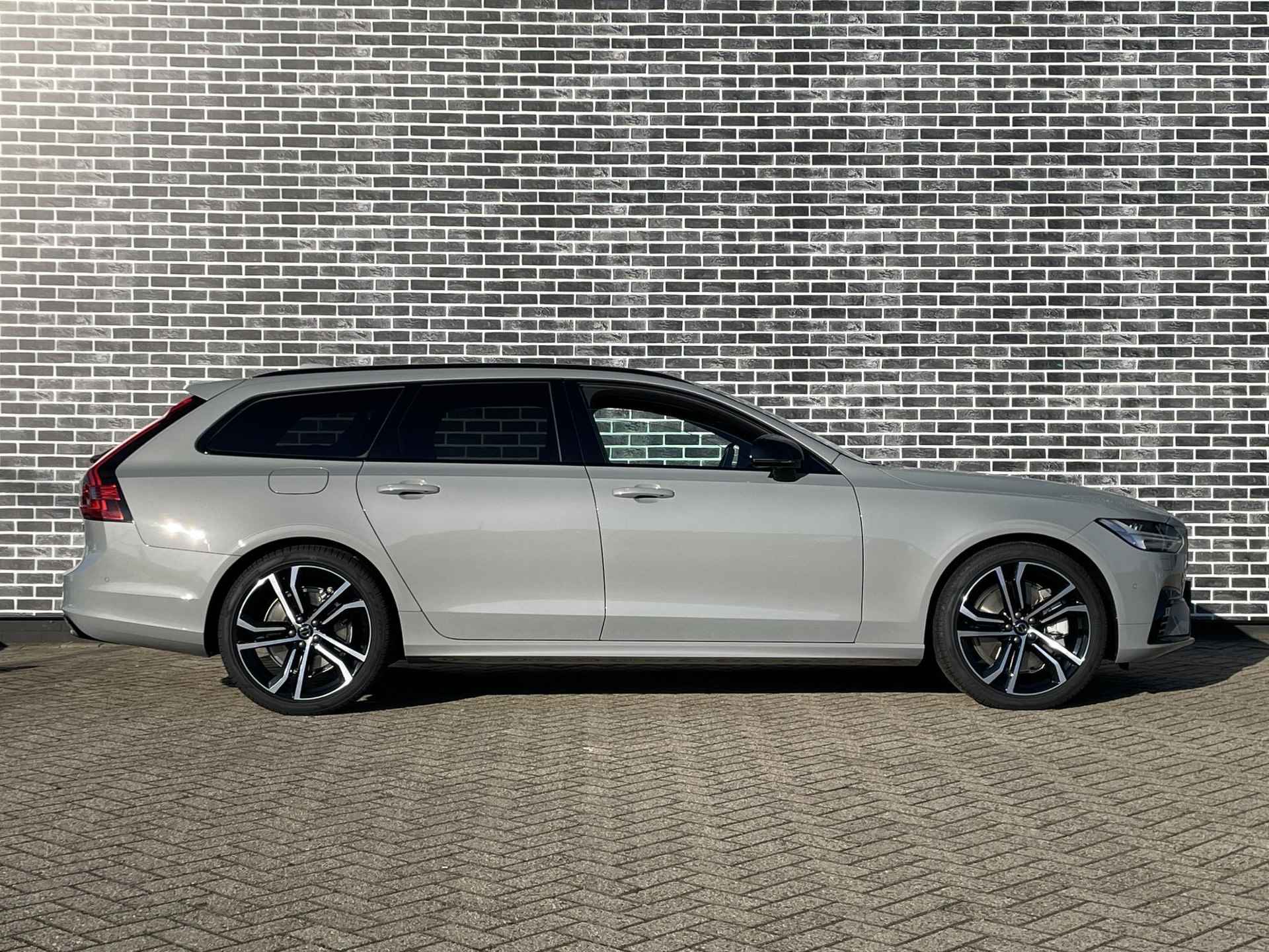 Volvo V90 2.0 T8 Recharge AWD Ultra Dark | Extra getint glas| Schuifdak | Bower en Wilkins audio | Luchtvering | Contourstoelen Nappa leder | Stoel en stuurverwarming | 20" 5-dubbel spaak - 5/20