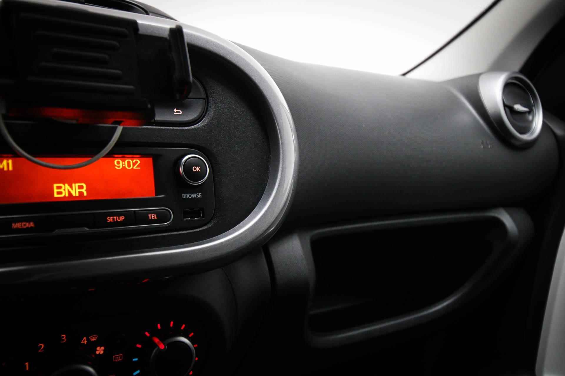 Renault Twingo 1.0 SCe 70 Limited | AIRCO | CRUISE | DAB | PARKEERSENSOR | 15" - 33/44