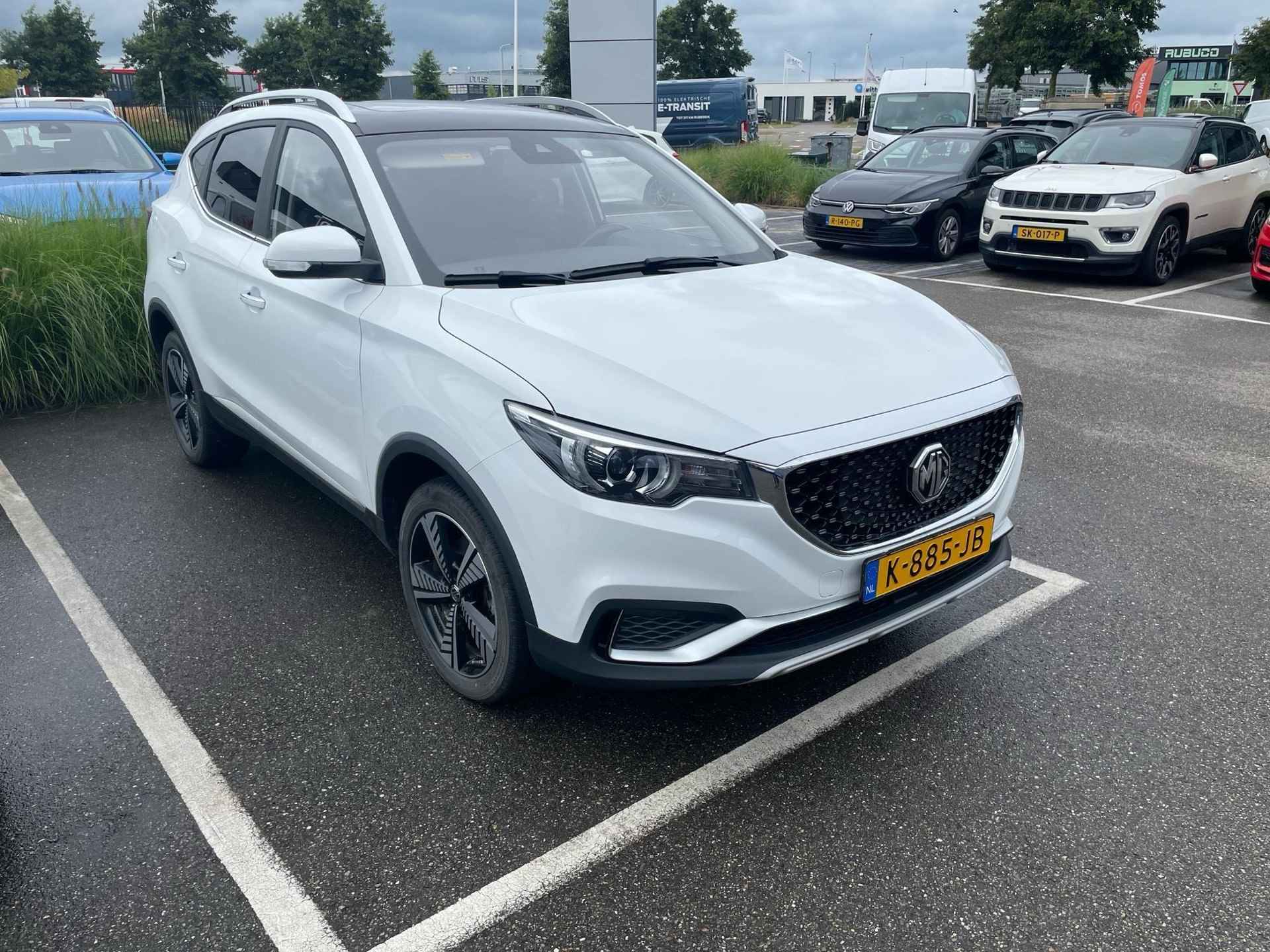 MG ZS EV Luxury 45 kWh Panoramadak - leren bekleding - apple carplay - 4/6