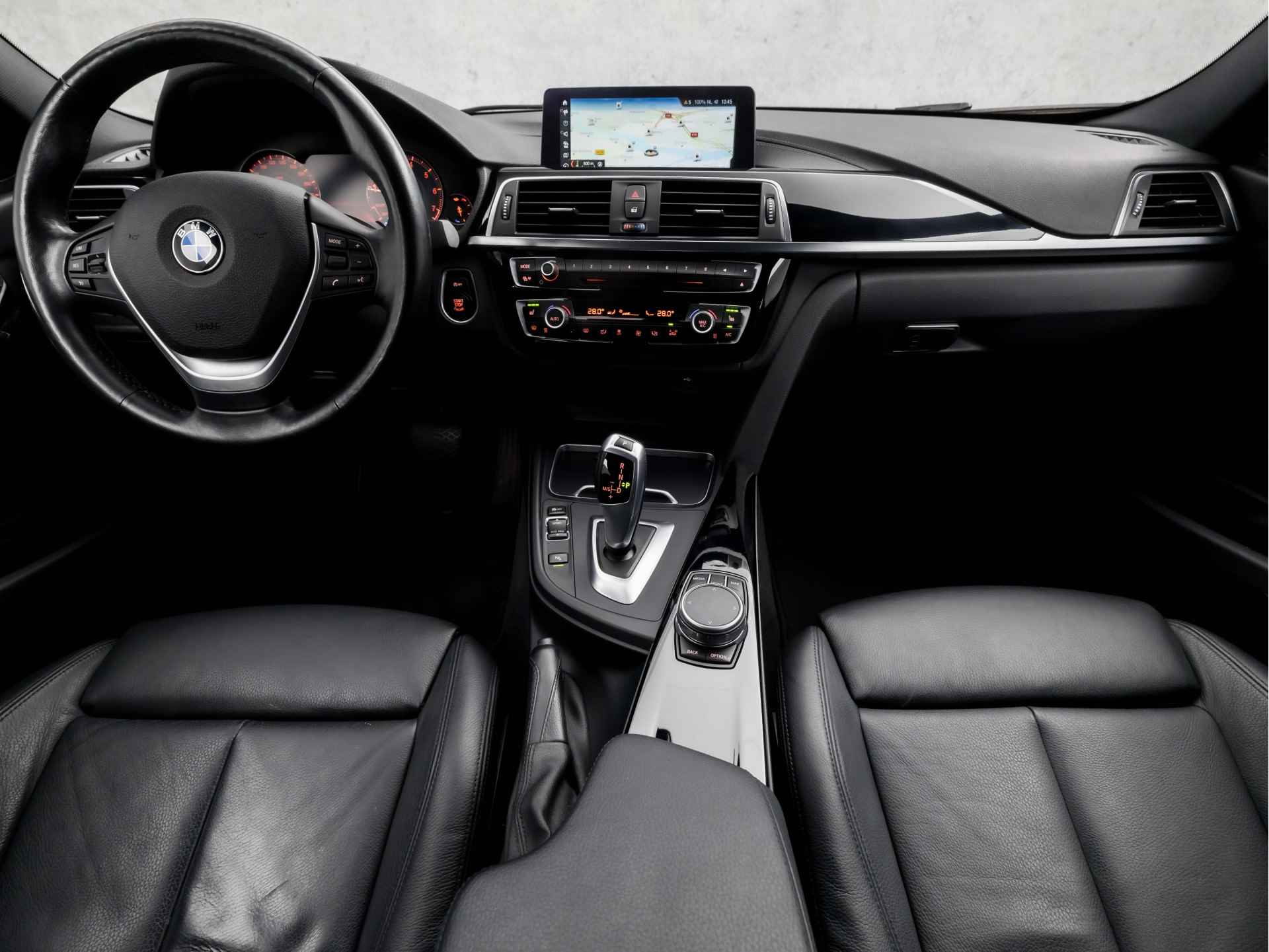 BMW 3 Serie 318i Edition Luxury Sport Automaat (GROOT NAVI, DIGITAL COCKPIT, STUUR/STOELVERWARMING, LEDEREN SPORTSTOELEN, ZWART HEMEL, CAMERA, LED KOPLAMPEN, NIEUWE APK, NIEUWSTAAT) - 6/42