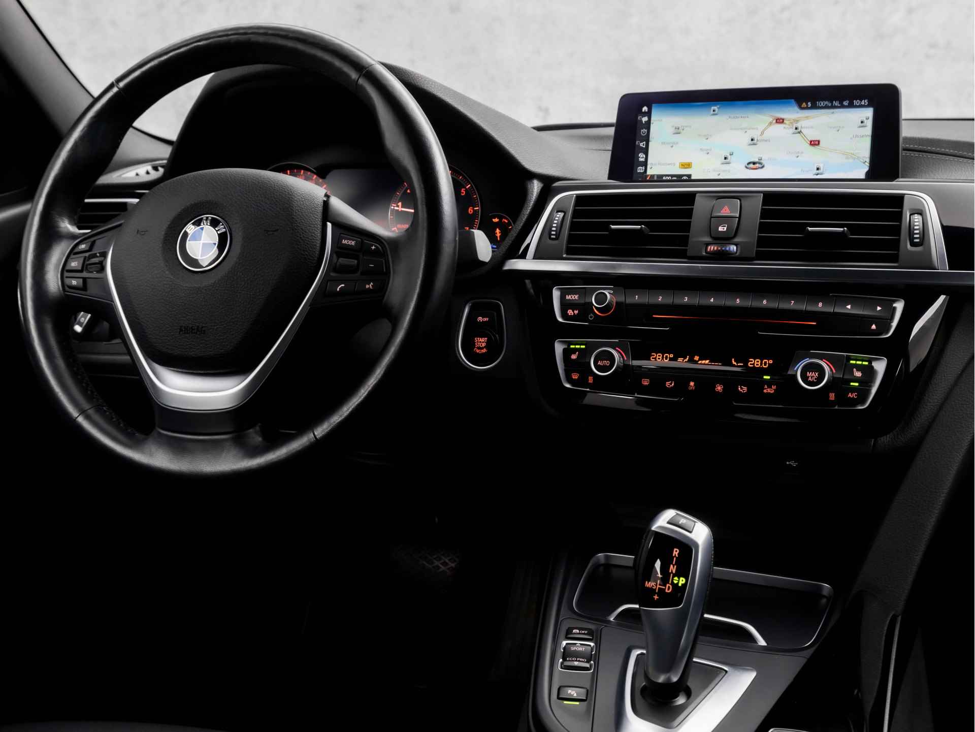 BMW 3 Serie 318i Edition Luxury Sport Automaat (GROOT NAVI, DIGITAL COCKPIT, STUUR/STOELVERWARMING, LEDEREN SPORTSTOELEN, ZWART HEMEL, CAMERA, LED KOPLAMPEN, NIEUWE APK, NIEUWSTAAT) - 7/42