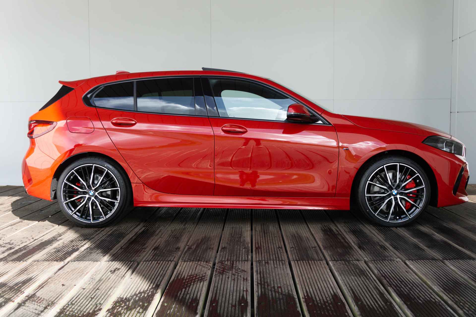 BMW 1 Serie 5-deurs 118i High Executive M Sport Pro Pack / Achteruitrijcamera / Glazen panoramadak / Elektrisch verwarmde voorstoelen - 4/45