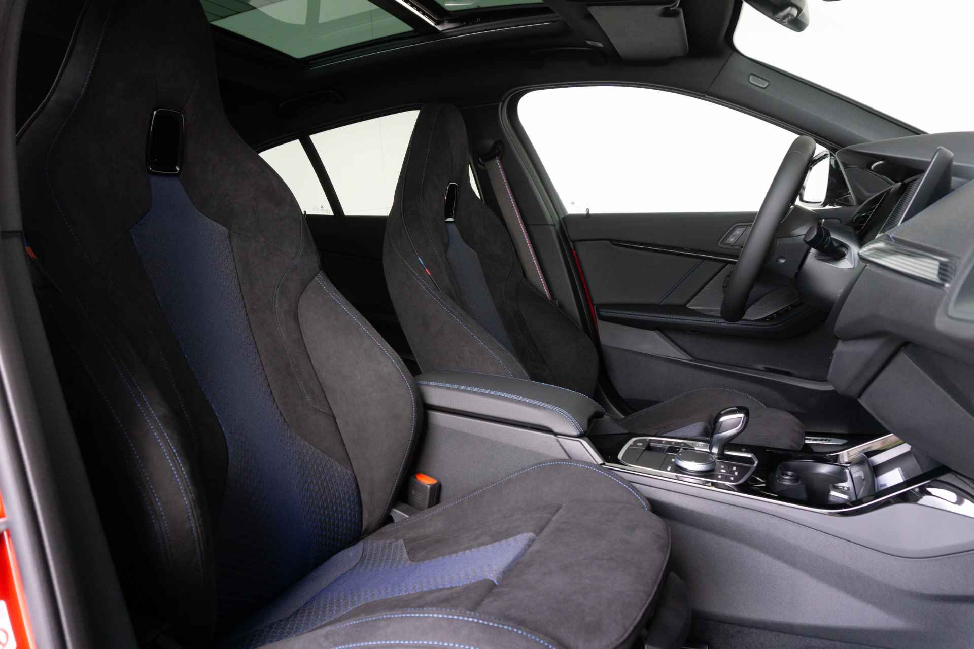 BMW 1 Serie 5-deurs 118i High Executive M Sport Pro Pack / Achteruitrijcamera / Glazen panoramadak / Elektrisch verwarmde voorstoelen - 8/45