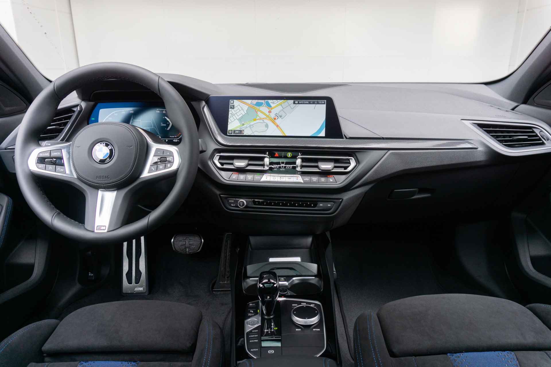 BMW 1 Serie 5-deurs 118i High Executive M Sport Pro Pack / Achteruitrijcamera / Glazen panoramadak / Elektrisch verwarmde voorstoelen - 9/45