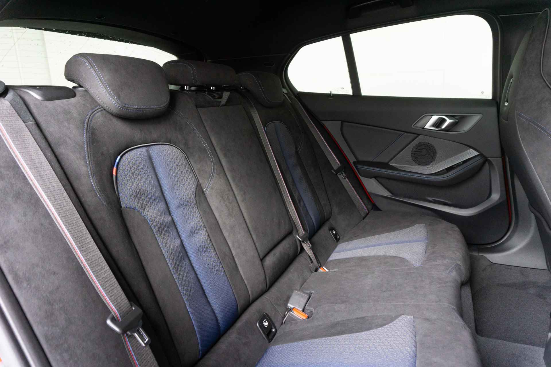BMW 1 Serie 5-deurs 118i High Executive M Sport Pro Pack / Achteruitrijcamera / Glazen panoramadak / Elektrisch verwarmde voorstoelen - 10/45