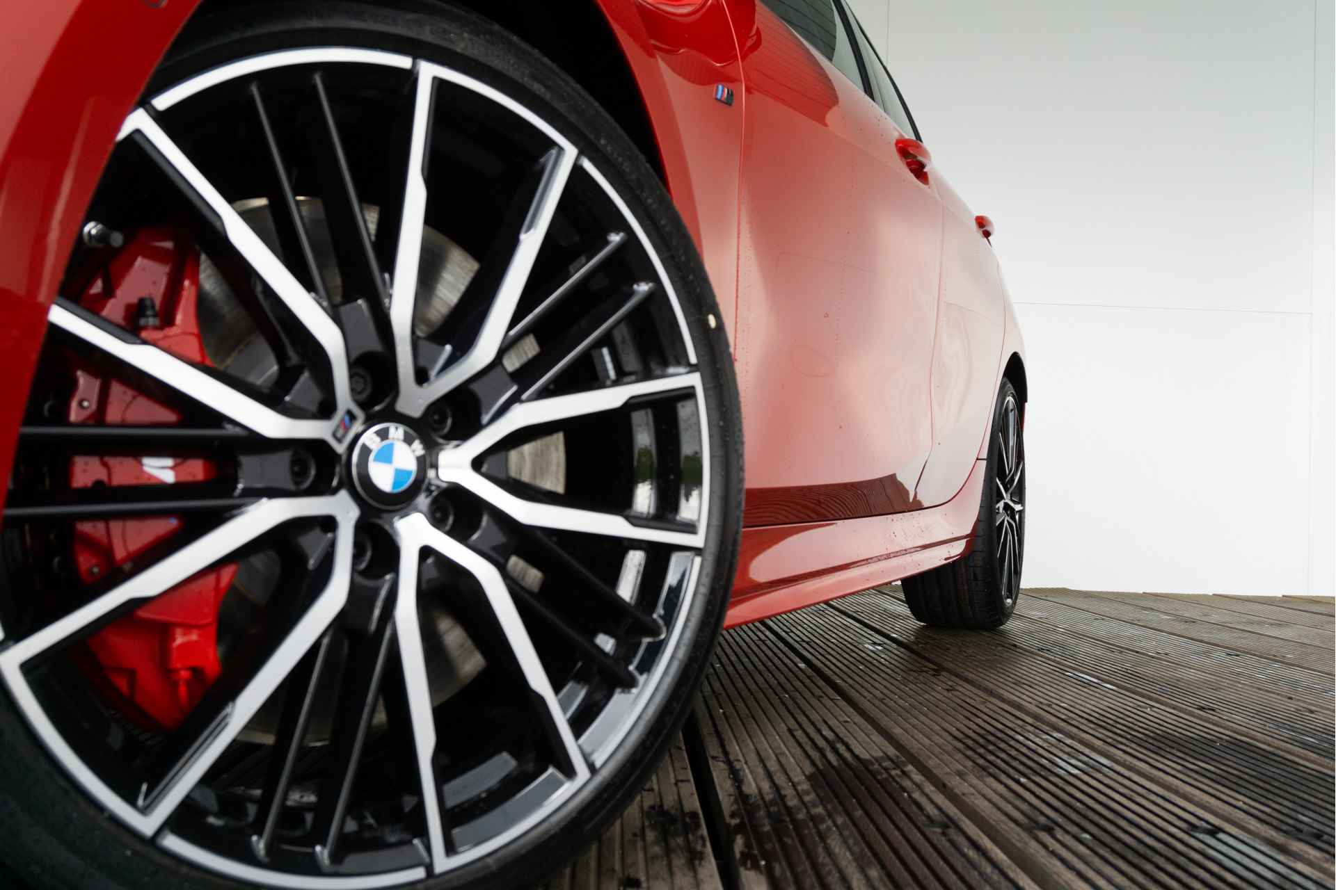 BMW 1 Serie 5-deurs 118i High Executive M Sport Pro Pack / Achteruitrijcamera / Glazen panoramadak / Elektrisch verwarmde voorstoelen - 24/45