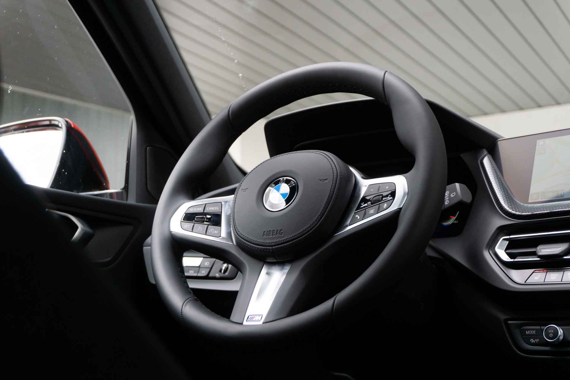 BMW 1 Serie 5-deurs 118i High Executive M Sport Pro Pack / Achteruitrijcamera / Glazen panoramadak / Elektrisch verwarmde voorstoelen - 39/45