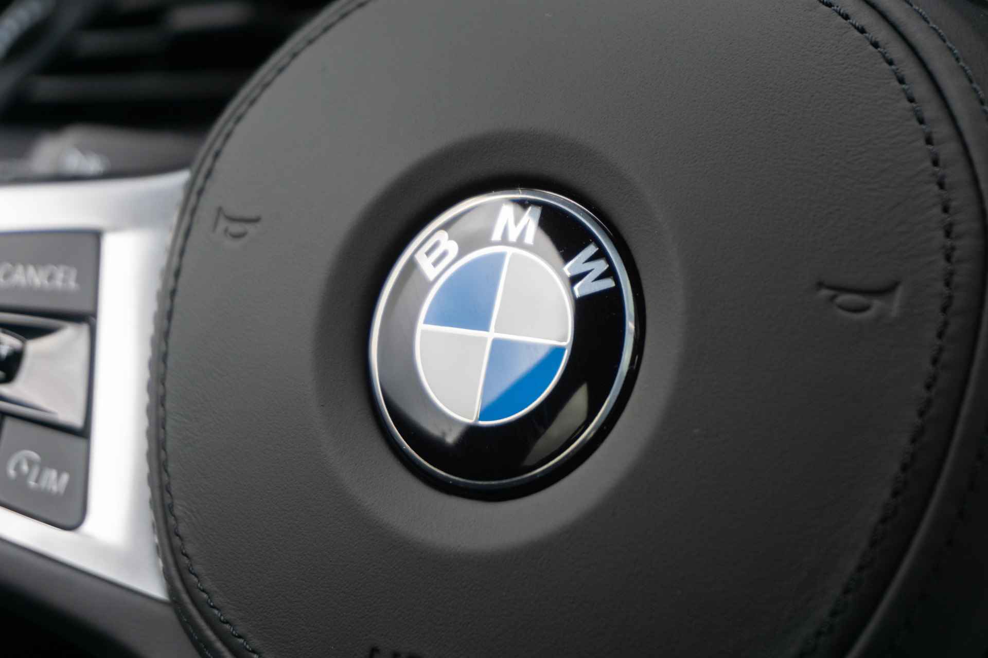 BMW 1 Serie 5-deurs 118i High Executive M Sport Pro Pack / Achteruitrijcamera / Glazen panoramadak / Elektrisch verwarmde voorstoelen - 42/45