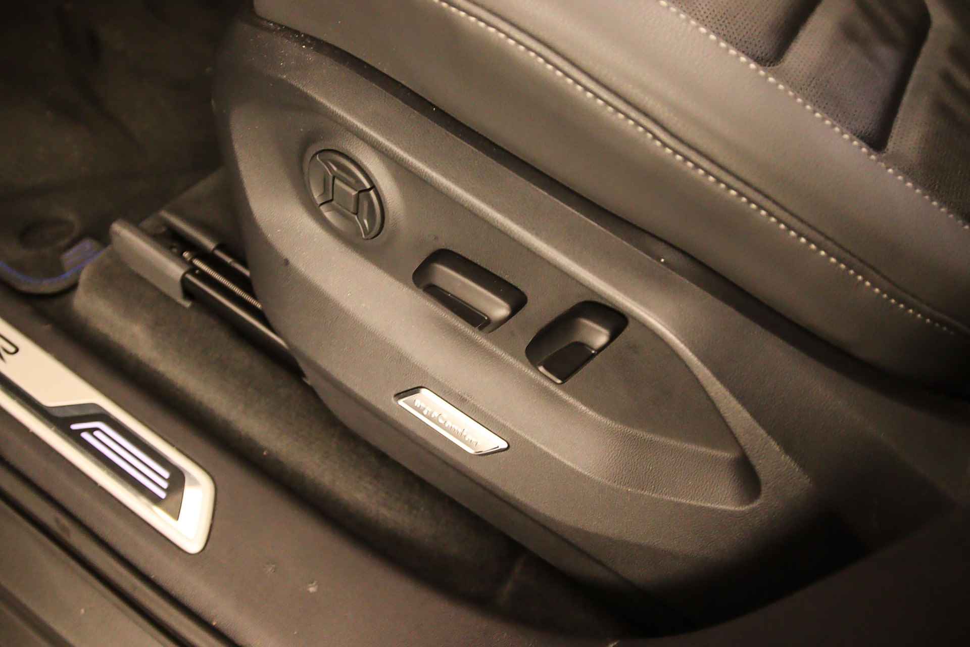 Volkswagen Touareg R 3.0 TSI eHybrid 462pk Tiptronic Trekhaak, Panoramadak, Elektrische achterklep, Lederen bekleding, Head up display, Adaptive cruise control, Luchtvering, Achteruitrijcamera, Stoelverwarming, Parkeersensoren - 37/52