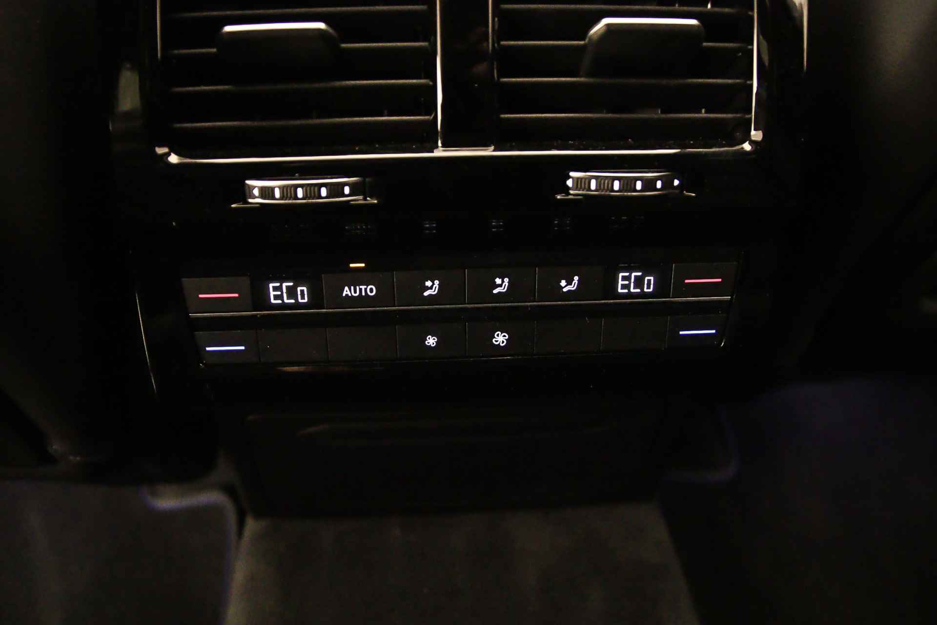 Volkswagen Touareg R 3.0 TSI eHybrid 462pk Tiptronic Trekhaak, Panoramadak, Elektrische achterklep, Lederen bekleding, Head up display, Adaptive cruise control, Luchtvering, Achteruitrijcamera, Stoelverwarming, Parkeersensoren - 41/52