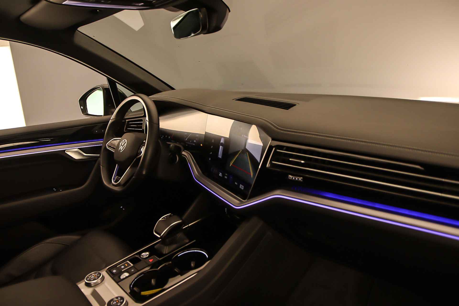 Volkswagen Touareg R 3.0 TSI eHybrid 462pk Tiptronic Trekhaak, Panoramadak, Elektrische achterklep, Lederen bekleding, Head up display, Adaptive cruise control, Luchtvering, Achteruitrijcamera, Stoelverwarming, Parkeersensoren - 49/52