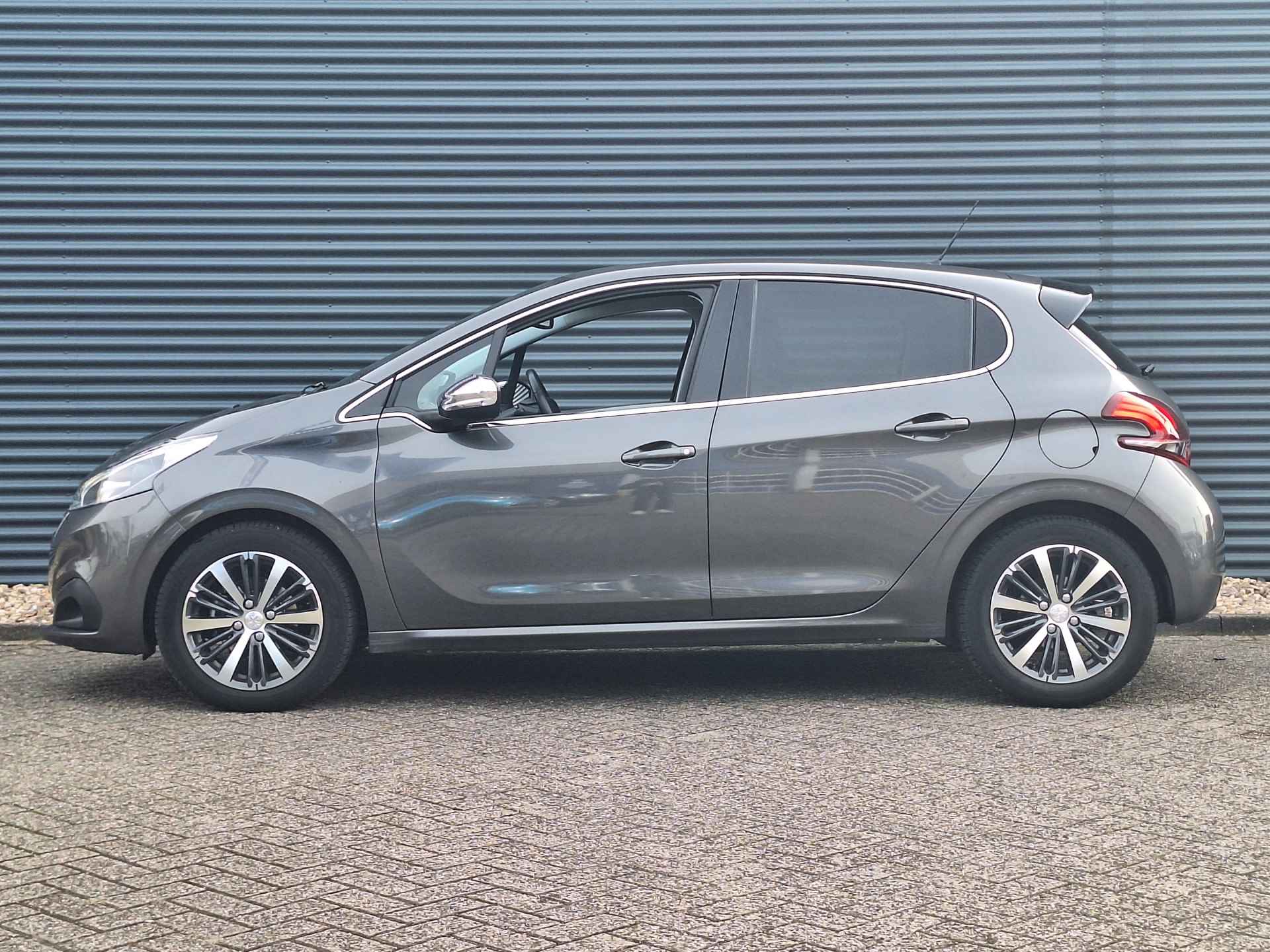 Peugeot 208 1.2 PureTech Allure 110pk | Automaat | Camera | Navigatie | Climate Control | Cruise Control | Apple Carplay en Android Auto | Lage Kilometerstand met NAP | Ingeruild van eerste eigenaar !! - 4/50