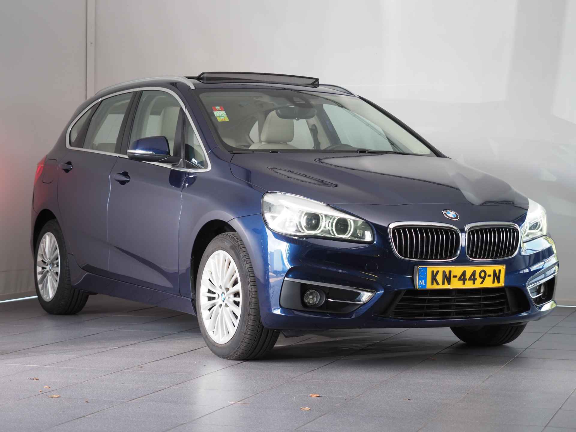 BMW 2 Serie Active Tourer 218i Centennial High Executive | LED |  Elektrisch Glazen Panorama-Dak | Carkit | Cruise Control | Parkeersensoren Achter | Keyless Start | Voorstoelen Verwarmt | Airco (Automatisch) | - 17/43