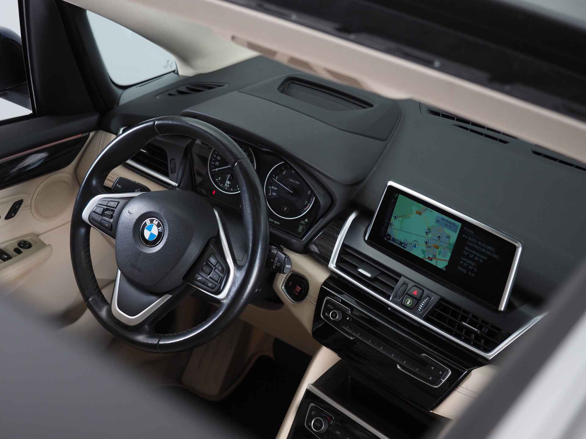 BMW 2 Serie Active Tourer 218i Centennial High Executive | LED |  Elektrisch Glazen Panorama-Dak | Carkit | Cruise Control | Parkeersensoren Achter | Keyless Start | Voorstoelen Verwarmt | Airco (Automatisch) | - 26/43