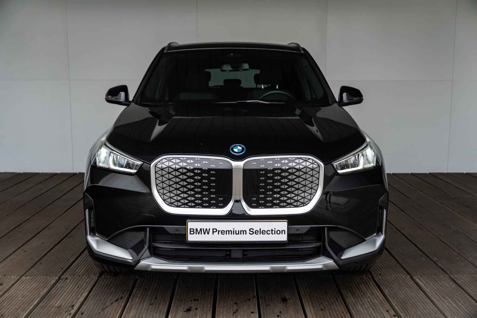 BMW iX1 eDrive20 xLine / Achteruitrijcamera / Elektrisch inklapbare trekhaak / Extra getint glas achter | Showroom Sale - 3/40