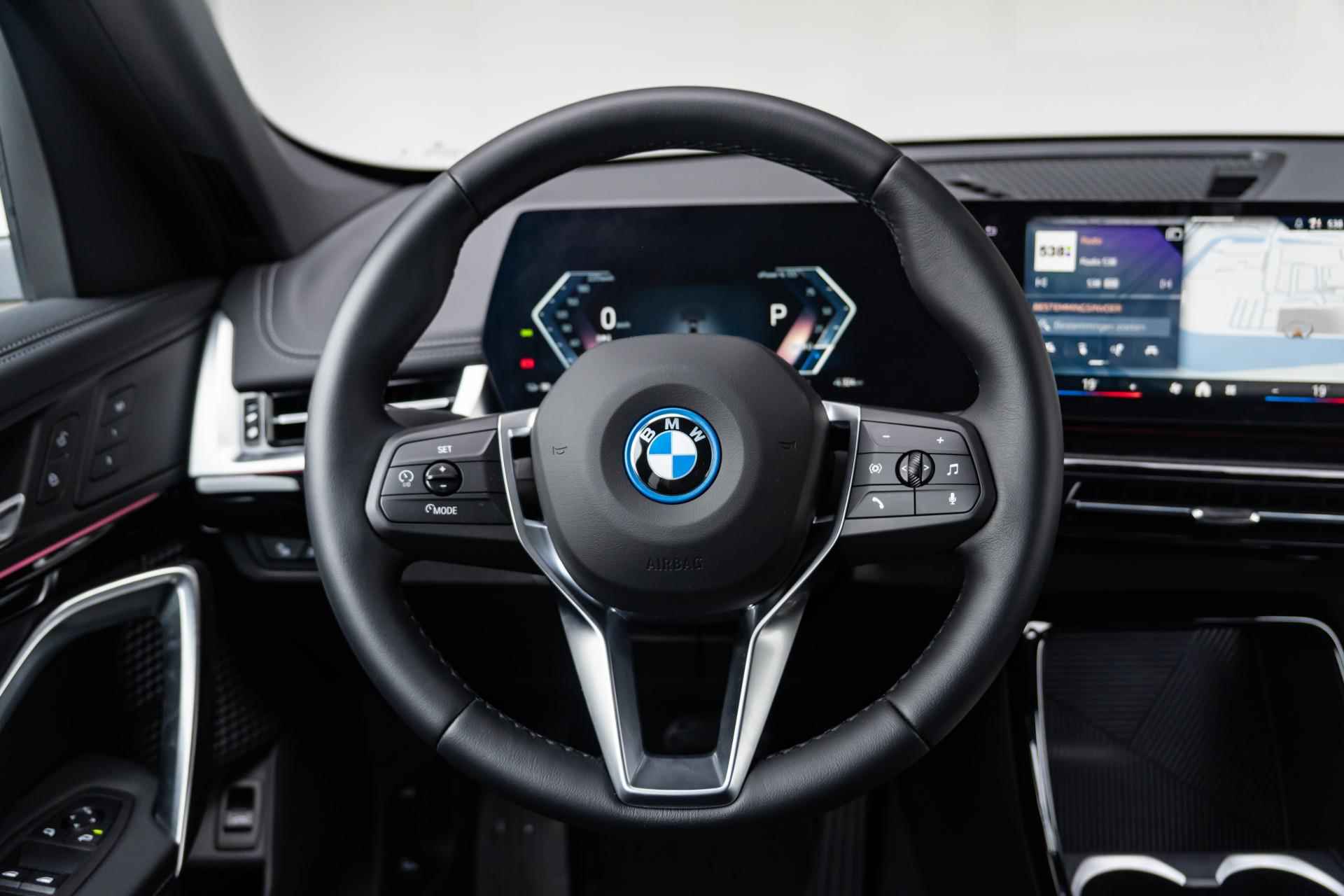 BMW iX1 eDrive20 xLine / Achteruitrijcamera / Elektrisch inklapbare trekhaak / Extra getint glas achter | Showroom Sale - 11/40