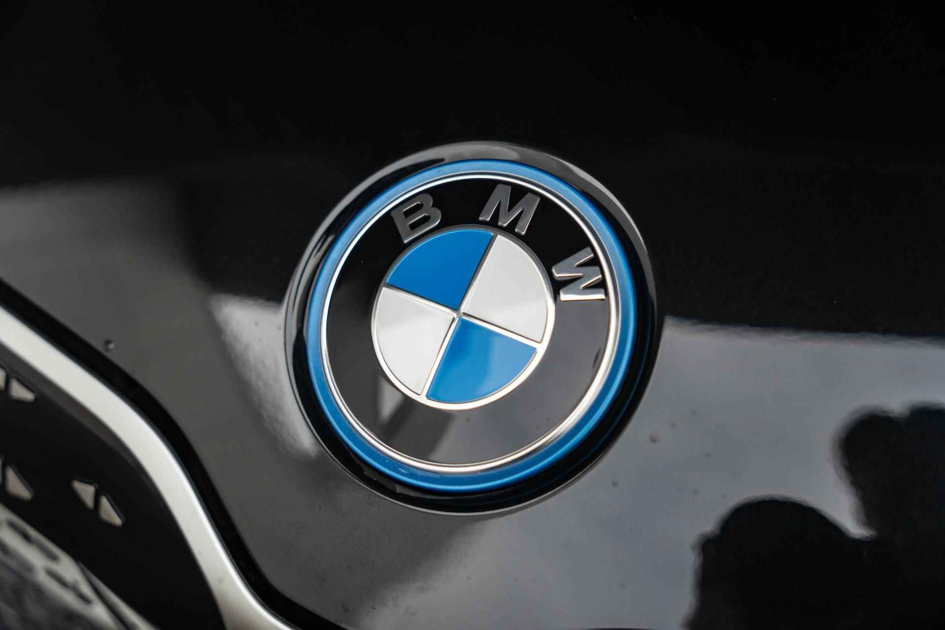 BMW iX1 eDrive20 xLine / Achteruitrijcamera / Elektrisch inklapbare trekhaak / Extra getint glas achter | Showroom Sale - 30/40