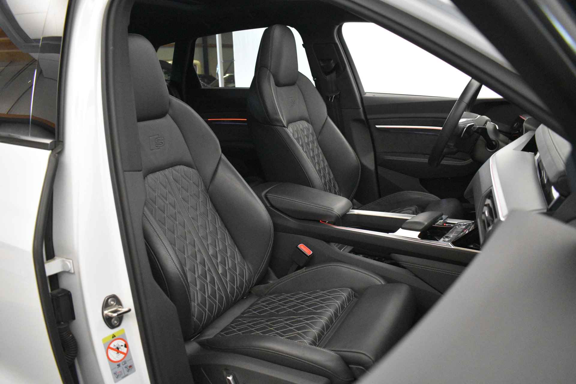 Audi e-tron 55 quattro 408 PK RS-Seats Black-Optic S-Line 21” Panodak 360º Camera Trekhaak - 38/49