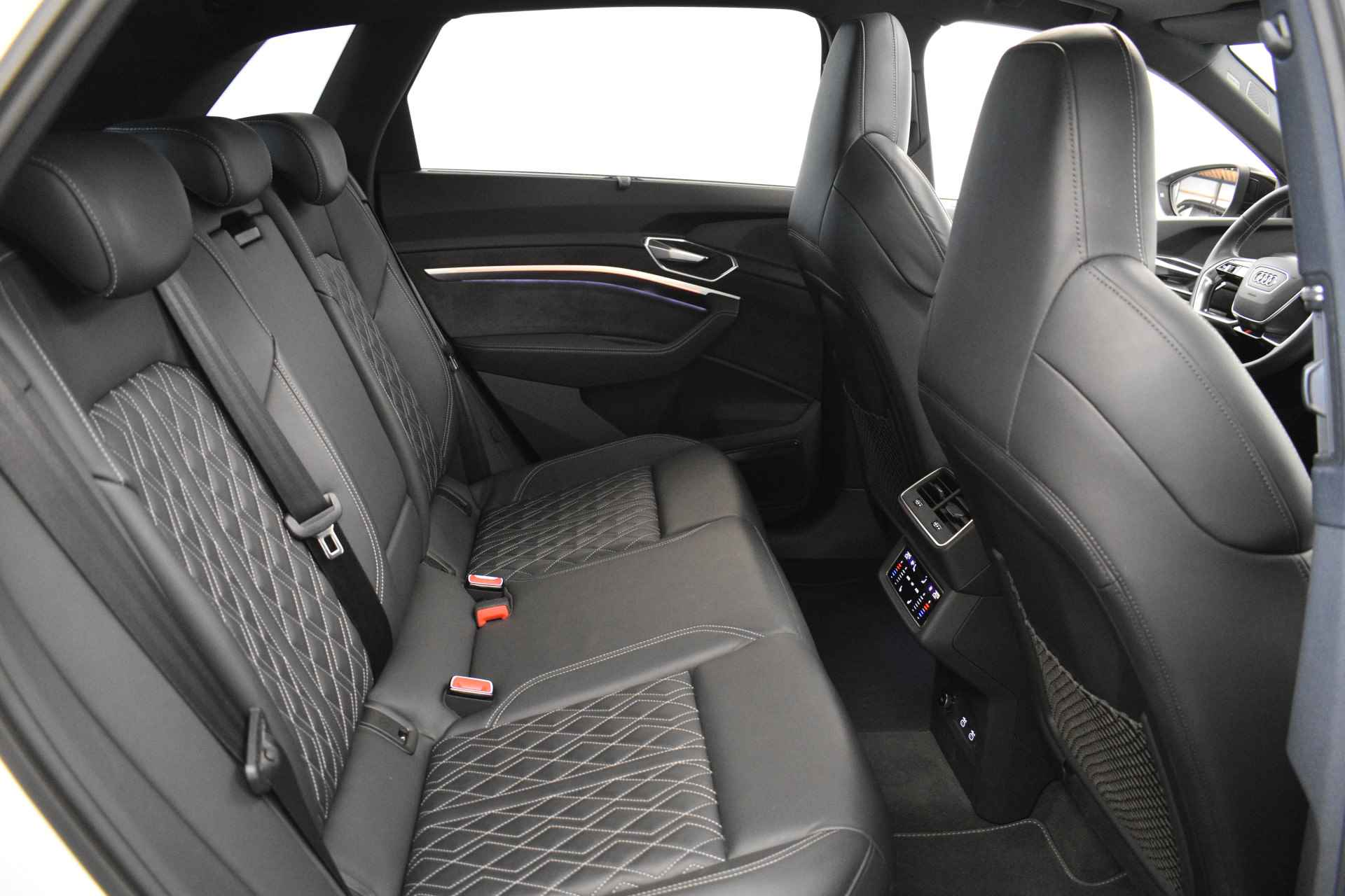 Audi e-tron 55 quattro 408 PK RS-Seats Black-Optic S-Line 21” Panodak 360º Camera Trekhaak - 40/49