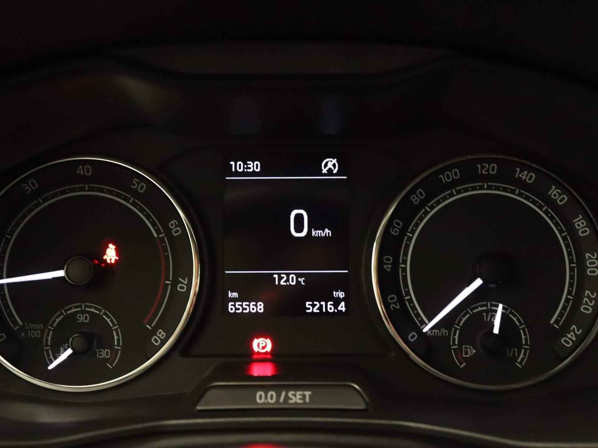 Skoda Scala 1.0 TSI First Edition - ORIGINEEL NEDERLANDSE AUTO - CLIMATE CONTROL - ELEKTRISCH WEGKLAPBARE TREKHAAK - VOROSTOELEN VERWARMD - 17 INCH LICHT METALEN VELGEN - CRUISE CONTROL - 26/38